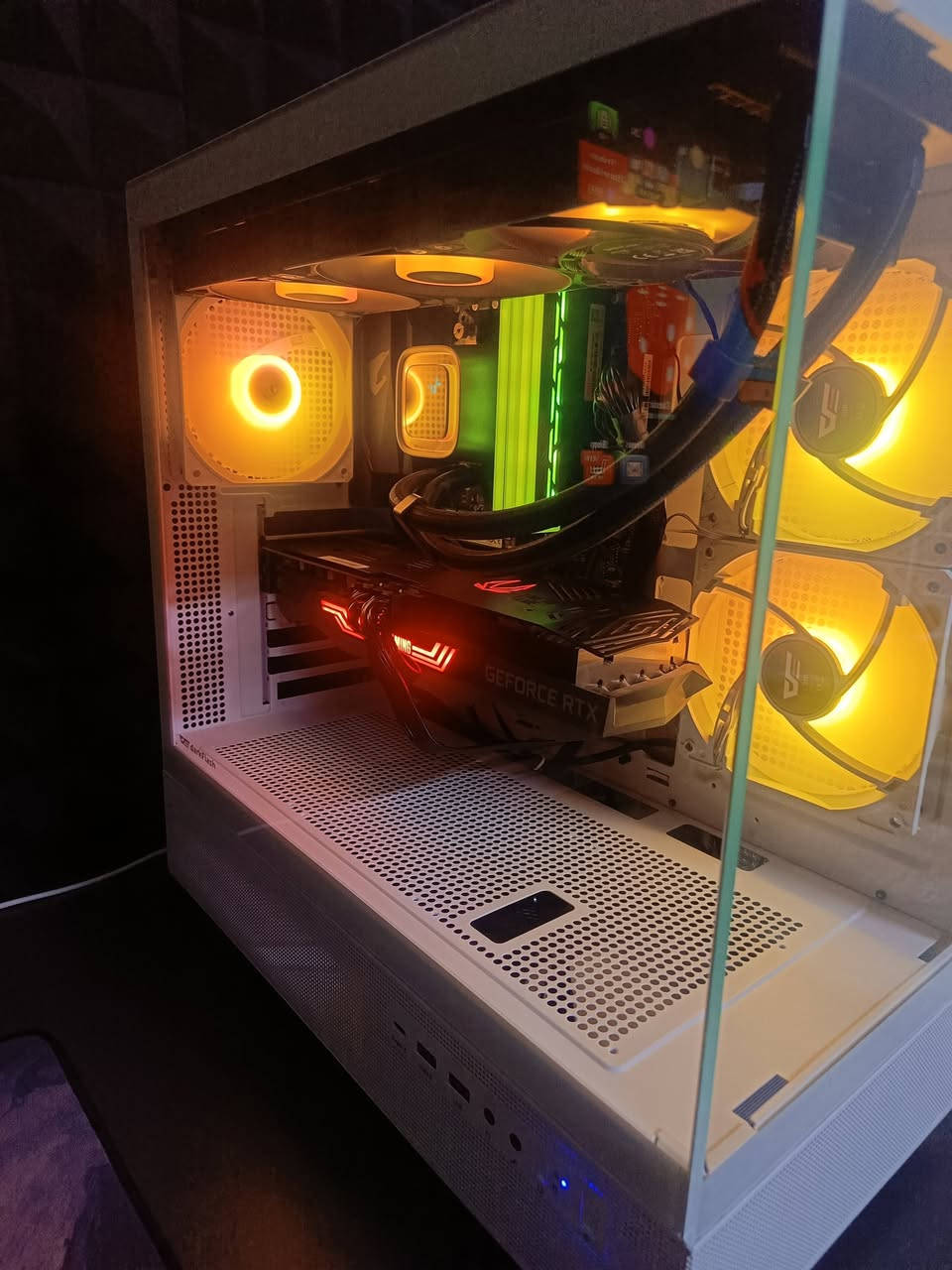 السلام عليكم 
Gaming PC للبيع 🖥️

المواصفات:

• المعالج (CPU): AMD Ryzen 7 5800X3D

• المذربورد (Motherboard): B550M AORUS ELITE

• كرت الشاشة (GPU): ZOTAC NVIDIA GeForce RTX 3070 Ti (8 GB)

• الرام (RAM): KingSpec 32 GB (3200 MHz)

• مزود الطاقة (Power Supply): FSP 700W

• التخزين (Storage): 512 GB M.2 nvme

• نظام التشغيل: Windows 11 Pro مفعل

السعر: مليون و 900 ألف دينار عراقي وبيه مجال 

المكان: البصرة

التواصل: ***********

