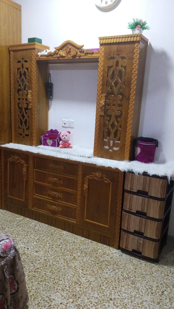 غرفه صاج درجه اوله فصلتها فصال اب 1مليون 700 نضافه فول بس المرايه يعوزه جامه شرط نضافه رايدها اب مليون وبيها مجال 

***********
