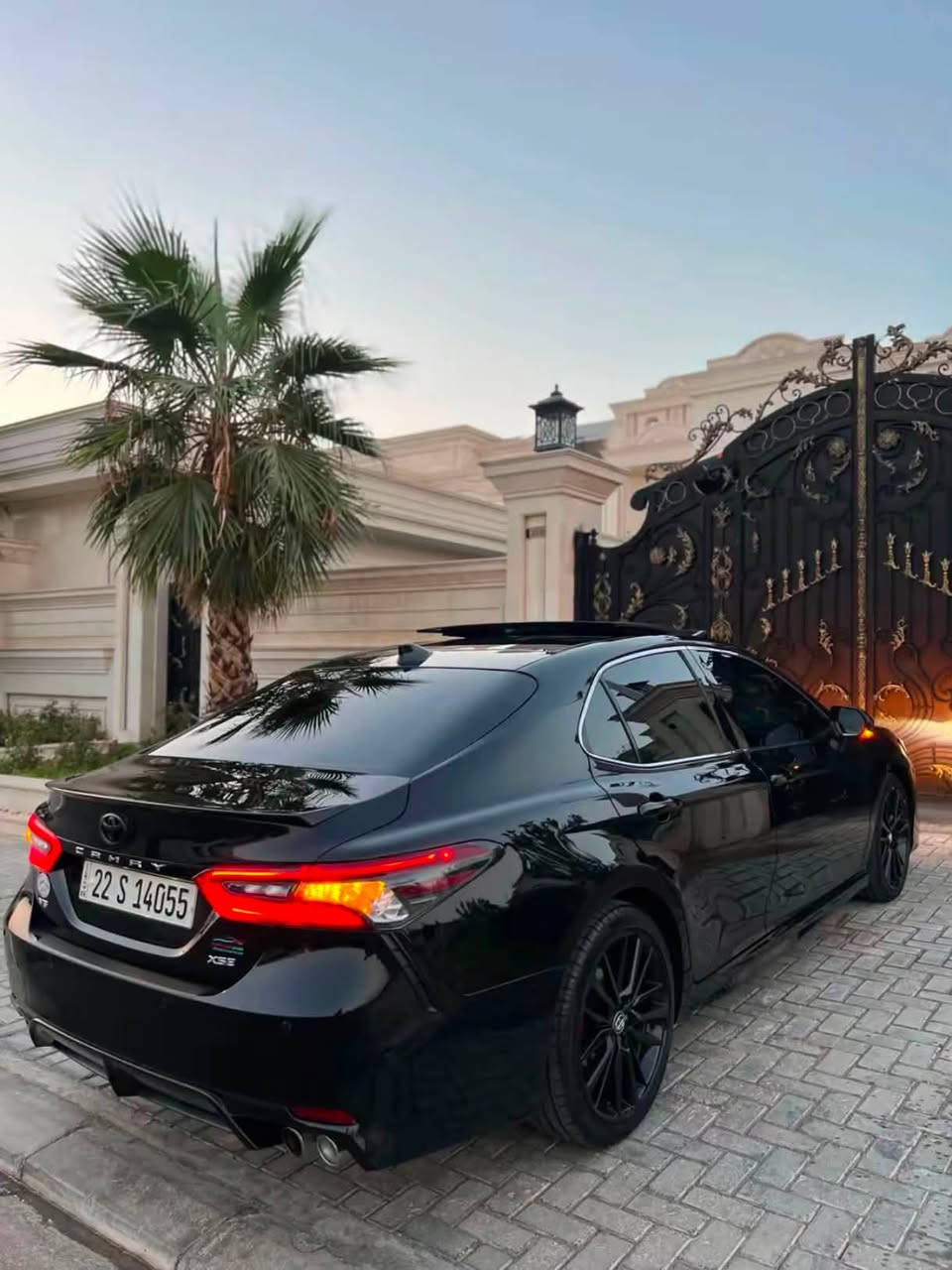 كامري 2023 (V6) "XLE plus" 🖤
للتواصل والاستفسار (نور : ***********)
موقع السيارة اربيل معرض منذر الدليمي 1️⃣.
المواصفات ⬇️.

• محرك V6 سعة 3.5 لتر "محرك افلون"
• جنوط رياضية قياس 19 إنش
• سقف بانوراما كهربائي
• مصابيح LED أمامية وخلفية
• إنارة نهارية LED
• كشافات ضباب LED
• شبك XSE رياضي باللون الأسود
• جناح خلفي رياضي
• عادم مزدوج
• مرايا كهربائية مع طي وتدفئة
• فتح الشنطة كهربائياً
• دخول ذكي بدون مفتاح
• تشغيل المحرك بالبصمة
• حساسات أمامية وخلفية
• رادار أمامي
• كاميرا 360° (5 كاميرات)
• مراقبة النقطة العمياء (Blind Spot)
• تنبيه حركة المرور الخلفية (RCTA)

المواصفات الداخلية:
• مقاعد جلد رياضية
• مقعد السائق تحكم كهربائي مع حفظ الذاكرة
• مقعد الراكب تحكم كهربائي
• تدفئة وتهوية للمقاعد الأمامية
• مقود جلد متعدد الوظائف
• شيفتات خلف المقود (Paddle Shifters)
• شاشة معلومات وترفيه كبيرة
• شاشة عدادات رقمية
• عرض المعلومات على الزجاج الأمامي (Head-Up Display)
• شاحن لاسلكي
• Apple CarPlay
• Android Auto
• نظام صوت JBL Premium
• تكييف أوتوماتيك ثنائي المناطق
• إضاءة داخلية Ambient Light
• منافذ USB وType-C
• فرامل يد إلكترونية مع Auto Hold

أنظمة الأمان:
• مثبت سرعة راداري
• المحافظة على المسار
• تحذير مغادرة المسار
• مكابح طوارئ أوتوماتيكية
• قراءة إشارات المرور
• 10 وسائد هوائية
• نظام الثبات الإلكتروني
• مانع الانزلاق

