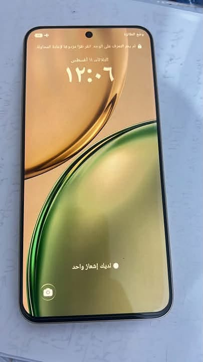 هونر x9d للبيع اخو الجديد 
مابي اي مشكله بس الكاميرا x1  شوفه صورتهه 
* الشاشة: AMOLED مقاس 6.79 بوصة، بدقة 2640 × 1200، ومعدل تحديث 120 هرتز، مع سطوع يصل إلى 6000 شمعة (في ظروف معينة) ودعم تقنيات حماية العين. 
* المعالج: Qualcomm Snapdragon 6 Gen 4 مع معالج رسومي Adreno 810. 
* نظام التشغيل: Android 15 بواجهة MagicOS 9.0. 
* الذاكرة:
    * 8 جيجابايت RAM + 256 جيجابايت
    * 12 جيجابايت RAM + 256 جيجابايت
    * 12 جيجابايت RAM + 512 جيجابايت
    * لا يدعم تركيب بطاقة microSD. 
* الكاميرات الخلفية:
    * 108 ميجابكسل (رئيسية مع مثبت بصري OIS)
    * 5 ميجابكسل (واسعة جدًا)
    * تصوير فيديو حتى 4K. 
* الكاميرا الأمامية: 16 ميجابكسل. 
* البطارية: 8300 ملّي أمبير مع شحن سريع سلكي 66 واط. 
* المقاومة: شهادات IP66 / IP68 / IP69 / IP69K لمقاومة الماء والغبار. 
* الاتصال: يدعم 5G، وWi-Fi 6، وBluetooth 5.2، ومنفذ USB Type-C. 
* الوزن: حوالي 193 جرامًا، والسُمك 7.76 مم. 

المميزات:

* بطارية ضخمة تدوم لفترة طويلة.
* شاشة AMOLED ممتازة بمعدل تحديث 120 هرتز.
* كاميرا رئيسية 108 ميجابكسل مع تثبيت بصري.
* مقاومة قوية للماء والغبار والصدمات.
رقمي *********** بي واتساب 
 المو شراي لايراسل رجاءً
السعر 400 وبي مجال بسيط
