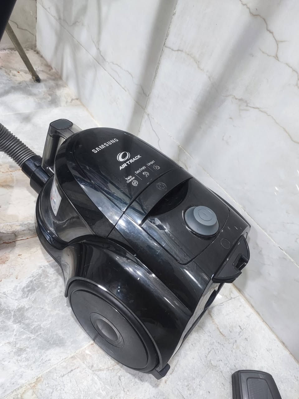 للبيع مكنسه كهربائيه سامسونج air track
1800w 
نظيفه جدا السعر 70الف للتواصل ***********
