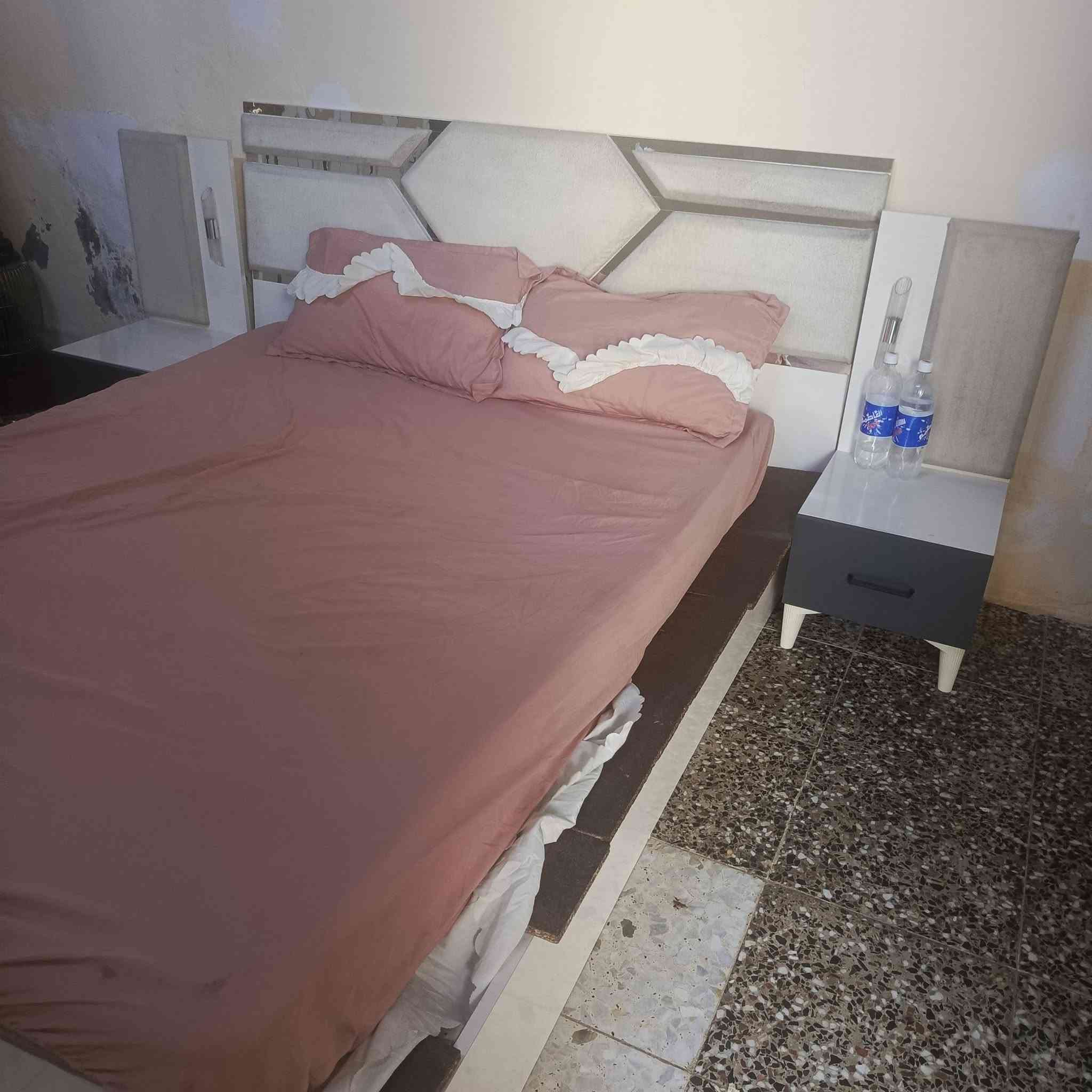 سلام عليكم  
عيوني غرفه تركيه 5 قطع نضيفه 
سعره 550 الانتصال وتساب ***********
