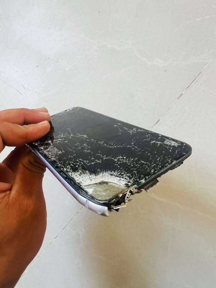ايفون ١١عادي بطاريه ٧١ذاكرته ١٢٨جهاز شوفت عينك بورد وكاميرات يفيد ابو صيانه نزل سعرك بل يرضى الله ***********
