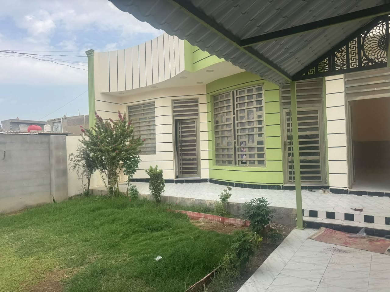 السلام عليكم
بيت للبيع..بناء درجة أولى.
طابوگ بناء  سنة ٢٠٢٤
 المساحه الكليه (٢٧٠متر ) 
عرض الشارع  ١٢ متر 
يحتوي على استقبال  صاله مطبخ موزع غرف عدد ٢
حديقه 
العنوان شارع المطار خلف عماره فلاح يبعد عن شارع المطار ٩٠متر. .. للاستفسار ***********
***********
