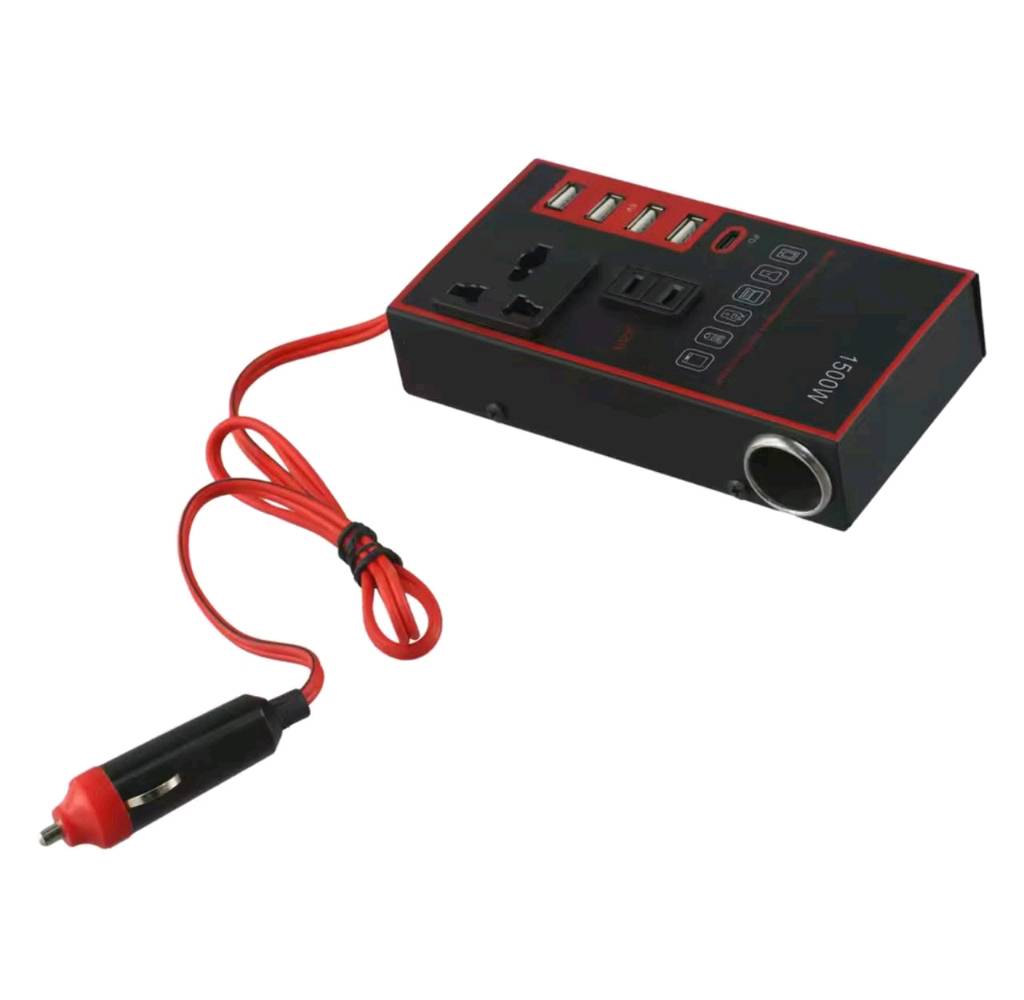 هذا الجهاز هو محول طاقة ذكي ومتعدد الوظائف للسيارة (Car Power Inverter) بقوة تصل إلى 1500 واط، ويقوم بتحويل طاقة بطارية السيارة (12 فولت أو 24 فولت) إلى كهرباء منزلية (220 فولت).💡 المميزات الرئيسيةتحويل الطاقة: يحول التيار المستمر إلى تيار متردد للاستخدام الخارجي.منافذ متعددة: مزود بمنافذ USB للشحن ومخرج كهرباء AC وقابس عالمي.فتحات ولاعة إضافية: يتيح تشغيل أجهزة متعددة مثل منفاخ الهواء أو المكنسة.                                              ✅ الاستخدامات الشائعة :-              التخييم والرحلات: تشغيل الأجهزة الصغيرة والإنارة أثناء السفر.الشحن السريع: شحن الهواتف والأجهزة اللوحية داخل السيارة.الطوارئ: توفير مصدر طاقة بديل عند الحاجة.