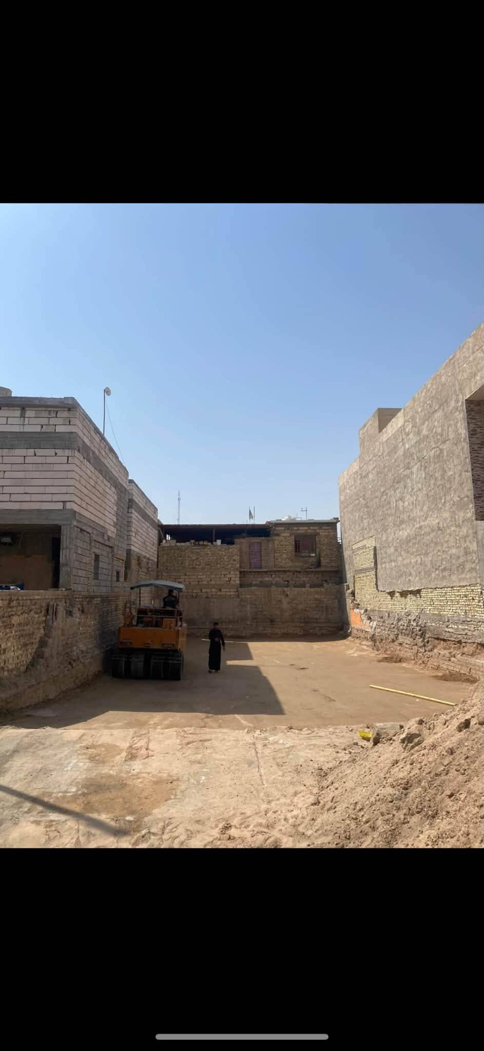 اليوم وبفضل الله 
تم تفليش وهدم بيت بمساحة 250م في القبلة حي الجامعة ونقل الأنقاض وتم قلع الارض لمستوى الارض القويه ودفنها بالجلمود والأسمنت والسبيس وحدلها طبقتين للأستفسار ***********  أو   ***********

نص مكتوب في الصور:
- ابو جود للمقاولات العامة هدم وتفليش الدور والمباني قلع الأرضيات ورفع الأنقاض بناء الهياكل حسب الطلب *********** / ***********