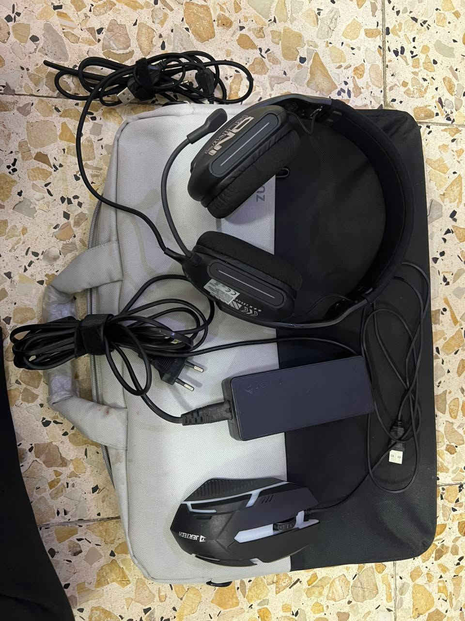 سلام عليكم 

لابتوب Thinkpad نضيف نضافتة كدام عينك 

معة ملحقاتة

 شاهنة 
وماوس 
ووسماعات محيطية اصلية 
ولجنطة 

السعر 300وبيهة مجال 

الستفسار ***********

