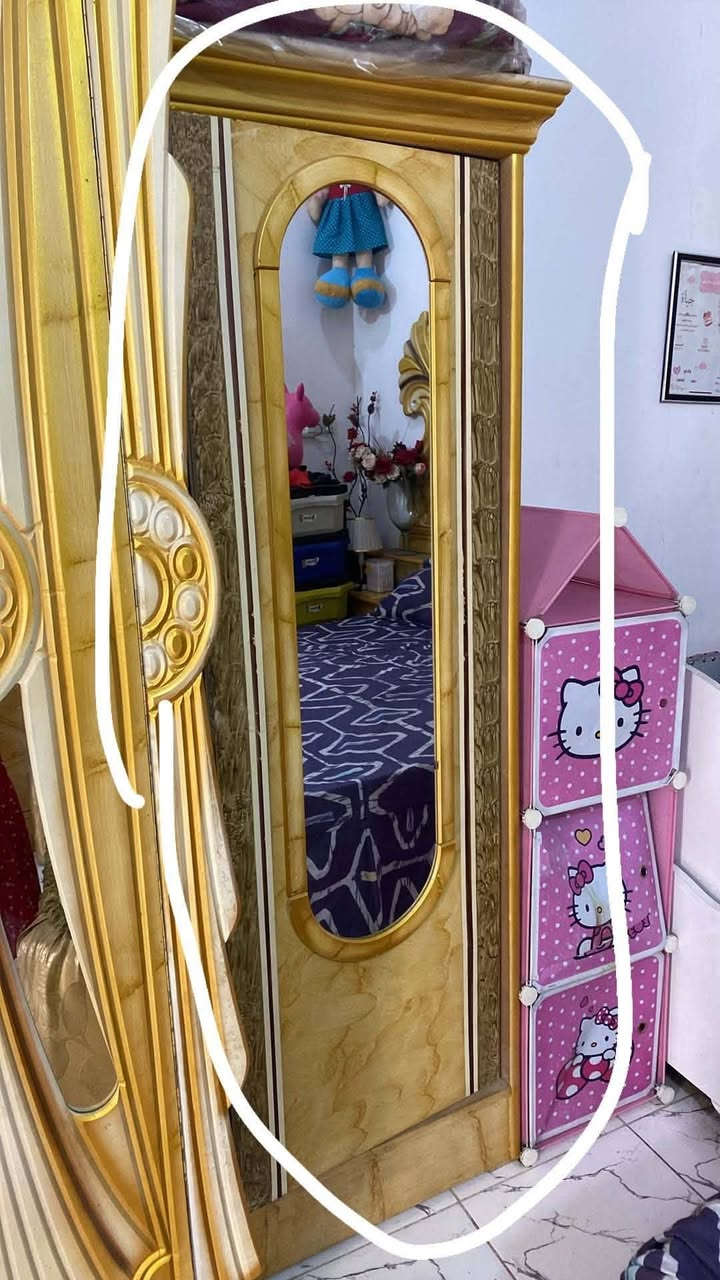 جربايه كامله + طبليه + ميوزه ثنين كل ميز بي جرارتين ودوشك مال جربايه وزاويه بيها مرايه وتفتر وميز مال احذيه  275 قفل بدون اي أضرار المكان الغزاليه الشراي فقط خاص
