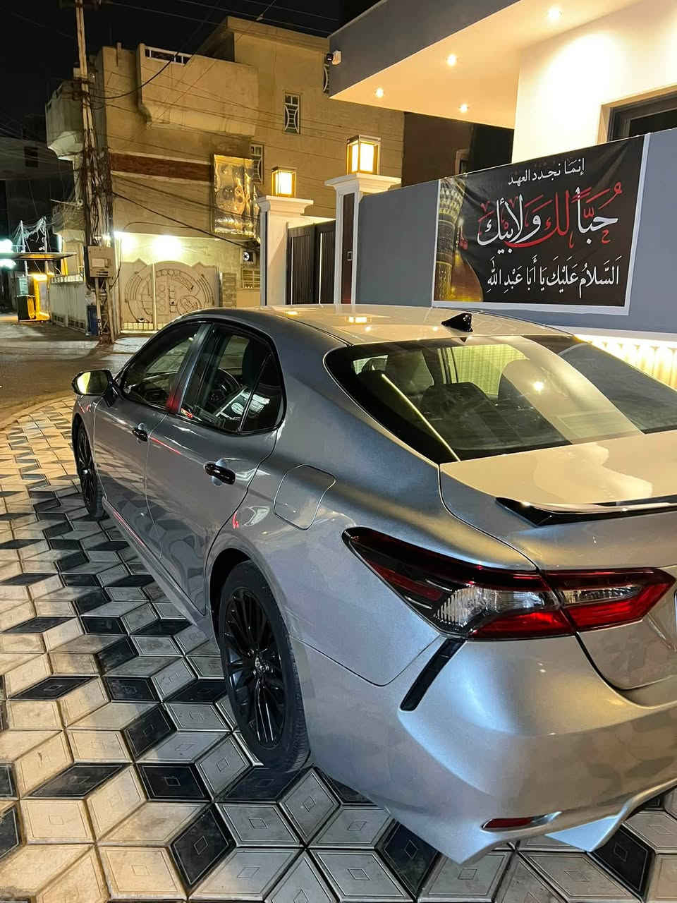 السلام عليكم
كامري 2020 وارد امريكي se لون رصاصي سلفر حادثها خلفي صندوق فقط سيارة جاهزة ماشية 87 الف كيلو رقم بغداد صبغ فقط الصندوق  السيارة بلاك علامات سودة اصلية ويدة باب اسود اصلي
السعر 165 ورقه وبيها مجال بسيط

للستفسار ***********
