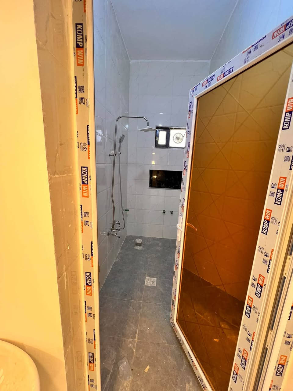 🏡 دار للبيع في منطقة الموظفين – فرصة مميزة

📐 المساحة: 125 متر
📜 طابو صرف
🏠 بناء جديد من الطابوك وتنفيذ بمواصفات ممتازة
🏢 طابقين بتوزيع عملي ومناسب للعائلة

✨ يتكون من:
• 3 غرف نوم
• استقبال
• صالة
• مطبخ
• صحيات
• كراج سيارة

📍 موقع تجاري مميز جداً – شارع 20 متر
موقع مناسب للسكن والاستثمار.

📞 للاستفسار ومعرفة التفاصيل:
زيارة مكتب الخالدي للعقار – بداية الموظفين، مجاور مدرسة نون والقلم
📱 ***********
