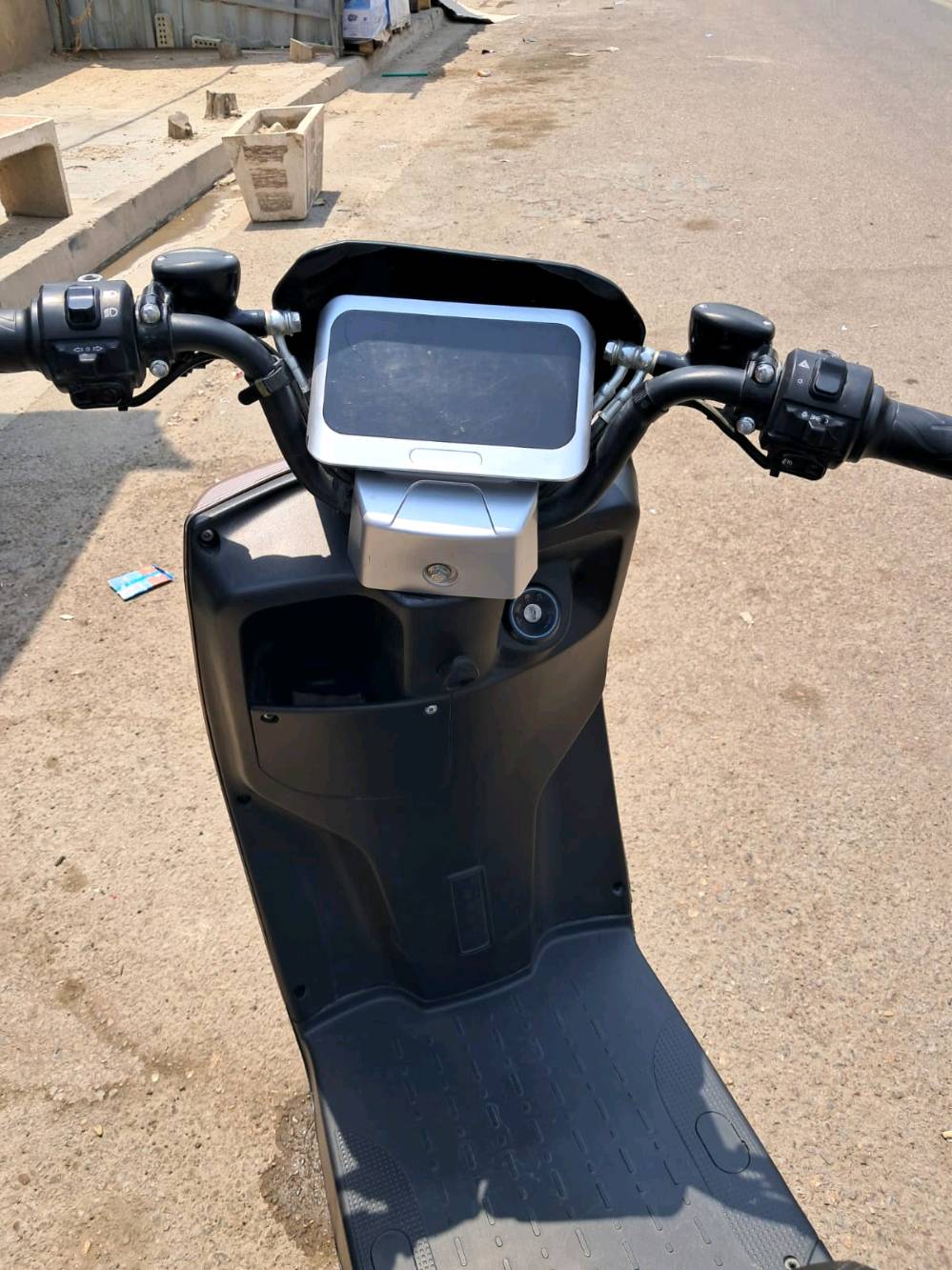للبيع دراجة شحن "أم عيون" موديل 2025  
الحالة: نظيفة جداً  
المواصفات:
الملف: 3000W تتحمل المسافات البعيدة 
السرعة: توصل 99 كم/ساعة
نظام R: بيها رجوع للخلف 
الگيرات: 4 نمرات
الباتريات والكفرات: نظيفات 
الإضافات: إشارات دبل، أشاير، كلوبات كلها شغالة ونظيفة

السعر: 650 ألف دينار - وبيها مجال للشراي  
العنوان: بغداد - الزعفرانية - شارع المعهد  
للاستفسار: ***********