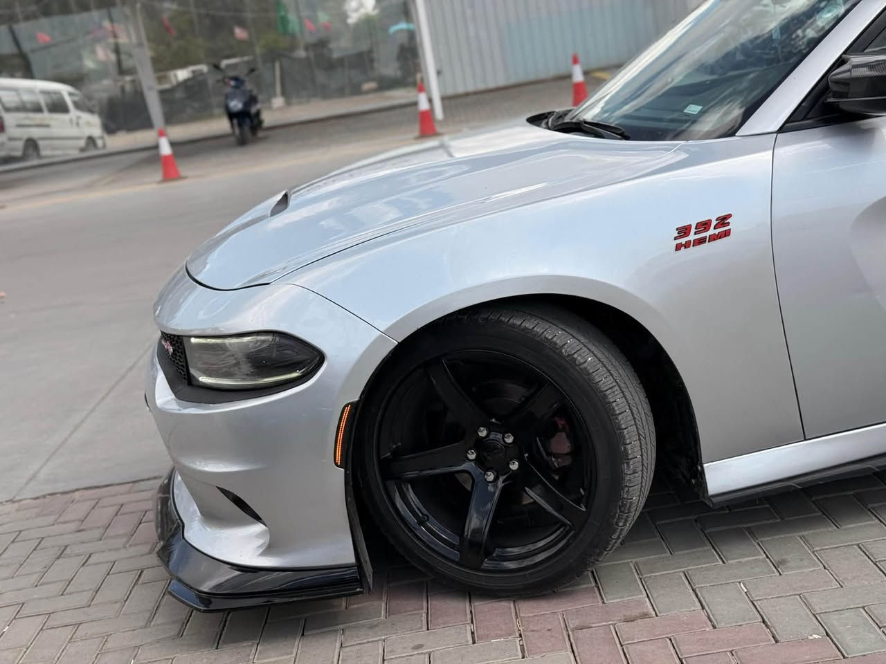 السلام عليكم …
جارجر 2020 sxt سيارة ماشية 90 الف حقيقي
بيها جامرلغ حادث امريكة ولبنيد محدث srt وبيها قطعتين كلير  سيارة بدون ايرباك باقي كفالة عامةة سيارة كير مكينة مكفولة سيارة بيهة كت كامل اس ارتي مكينة 6سلندر مواصفات معروفة تحويل مباشر هزة وسنوية كلة جديد للاستفسار الاتصال(***********)
