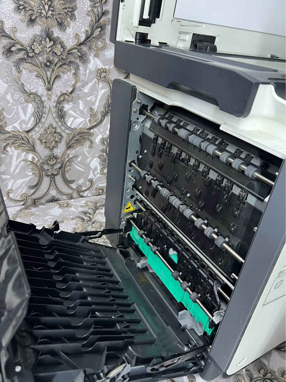 🖨️ طابعة HP PageWide Pro 477dw للبيع — أداء ممتاز واقتصادية جداً
للبيع طابعة HP 477 الغنية عن التعريف، بحالة ممتازة وجاهزة للعمل المباشر:
✅ المواصفات والخيارات:
 * النظافة: الطابعة شغالة ونظيفة جداً.
 * الماسح الضوئي (الاسكنر): شغال بكفاءة عالية.
 * الاتصال: تدعم الاتصال اللاسلكي (Wi-Fi) والربط المباشر مع الموبايل، بالإضافة للربط على الحاسبة.
 * الاقتصاد: اقتصادية جداً في استهلاك الحبر ومناسبة للأعمال اليومية والمكتبية.
 * الصيانة: داخلة صيانة مرة واحدة فقط (تبديل قطع لون أسود واحد).
 * العداد: عدد الصفحات المطبوعة 185,000 صفحة.
💰 السعر: 550,000 دينار عراقي (شامل التوصيل لجميع المحافظات).
🤝 ملاحظة: السعر قابل للتفاوض وبها مجال بسيط للجادين.
📞 للطلب أو الاستفسار: مراسلة الصفحة أو الاتصال على الرقم: [***********] عمارة, ميسان
