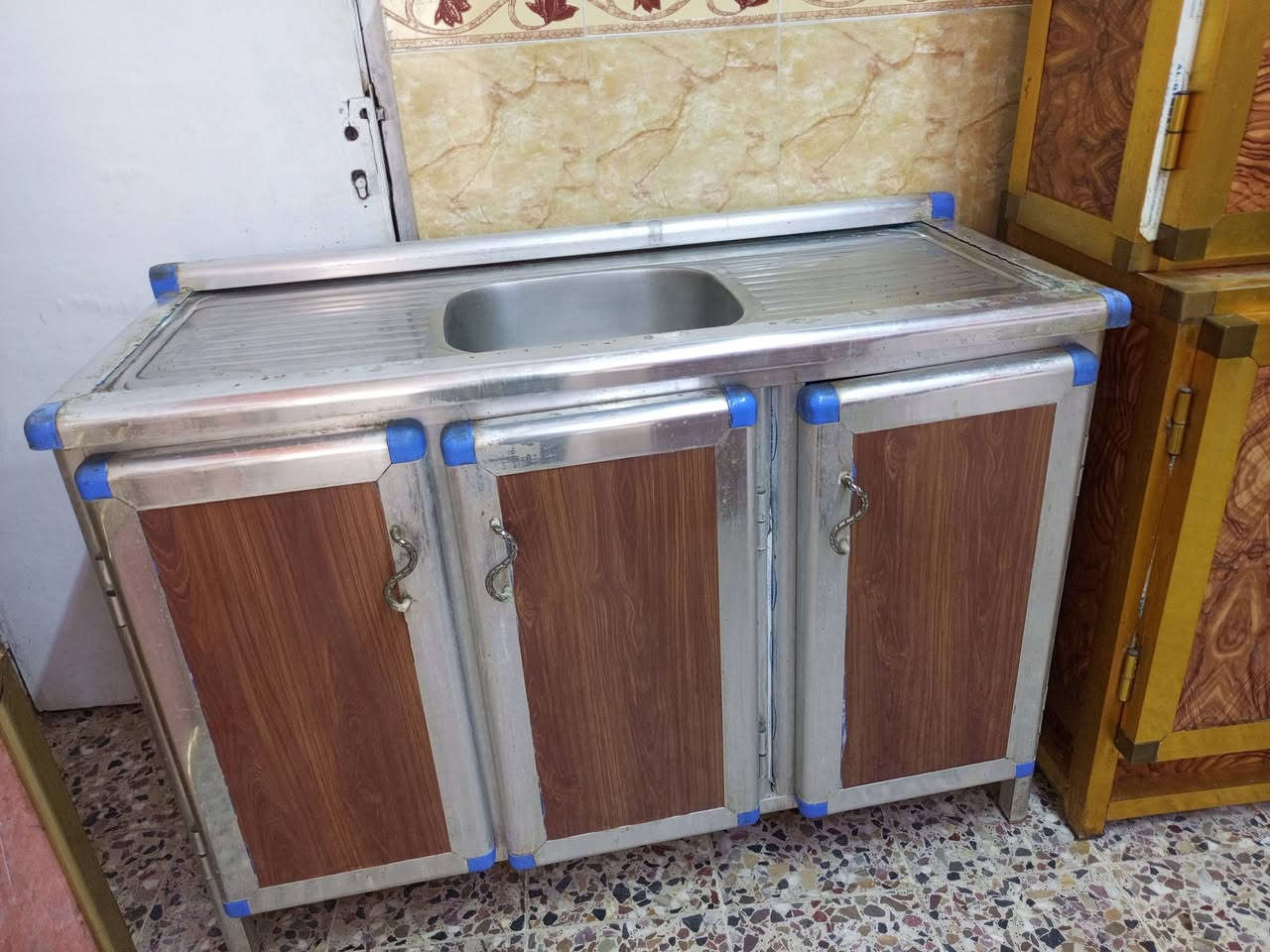 ***********كاونتر مستعمل مترتين  وسنك متر و30  العنوان ابو الخصيب البهادريه يم محطه الغاز يوجد خدمه توصيل الاستفسار خاص
