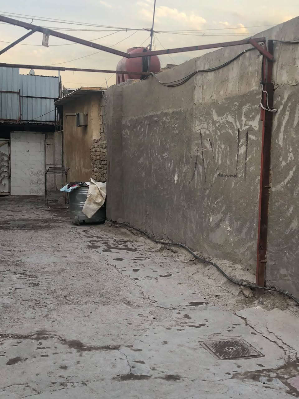 بيت للبيع 

سلام عليكم 
بيت بزعفرانيه دور الفلسطينين مقابل مركز شباب 
مساحه ١١٥ مربع 
يحتوي على طرمه خارجيه وطرمه داخليه 
وصاله +غرفتين +مطبخ +صحيات 
سكف صب بيت داخله كله ترميم جديد 
 سعره كلش مناسب للتواصل متواجد على هاذا رقم (***********)
