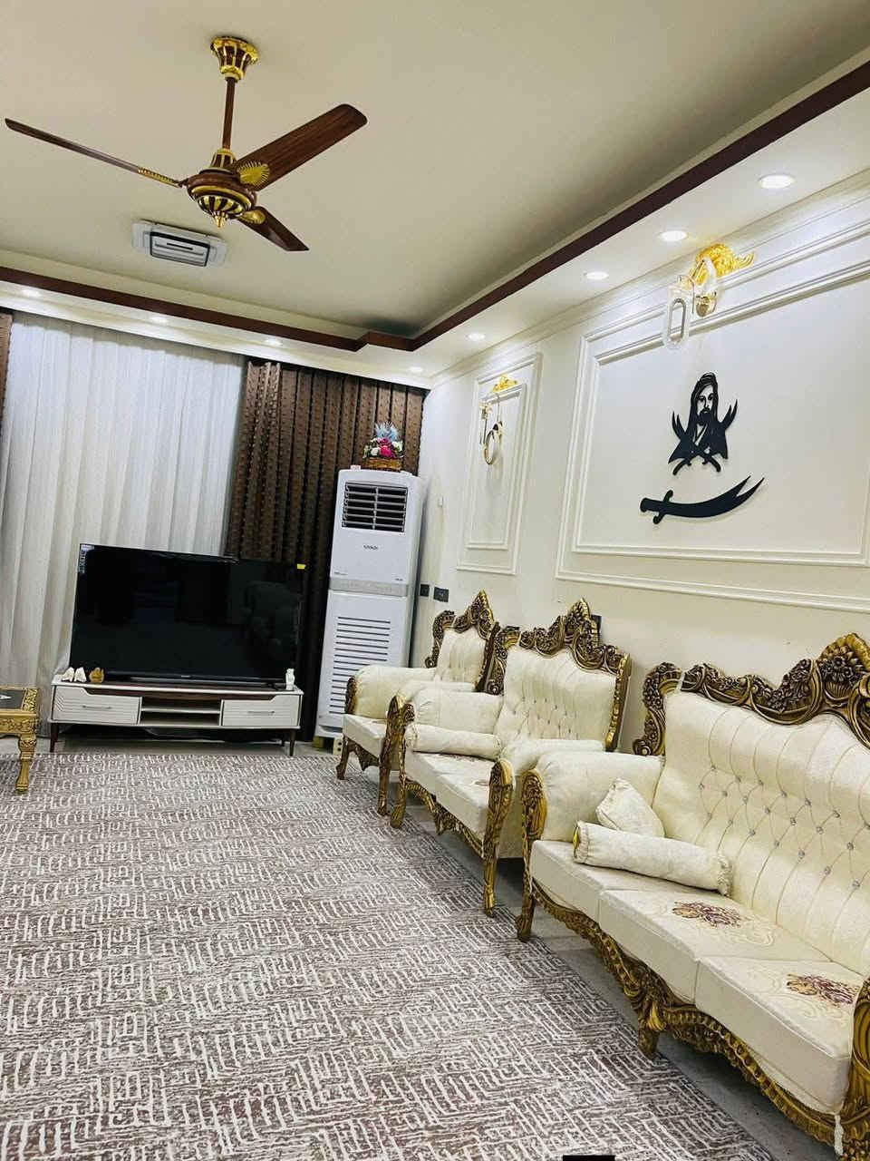 بيع مستعجل بسعر مناسب بيت للبيع طابق واحد 2غرف 2حمامات 2ترك 2مطبخ 2سطح بيتونه كبيره صب صاله كبيره استقبال كبيره حديقه من ضمن البيت 80متر بناء حديث مساحه 240 متر بناء طابوق البيت كامل من كل النواحي مع الأثاث والسبالت 
منطقه حي السلام نهاية شارع مستشفى الفضيليه زراعي مشمول بالطابو 35 
خدمات كاملة المنطقه كلها بناء حديث المدارس المستشفى السوق يبعدن دقيقتين عليك واي ضمانات اني حاضر 
للاستفسار *********** اتصال او واتساب مع صاحب الدار. سيد مهدي أبو امير
