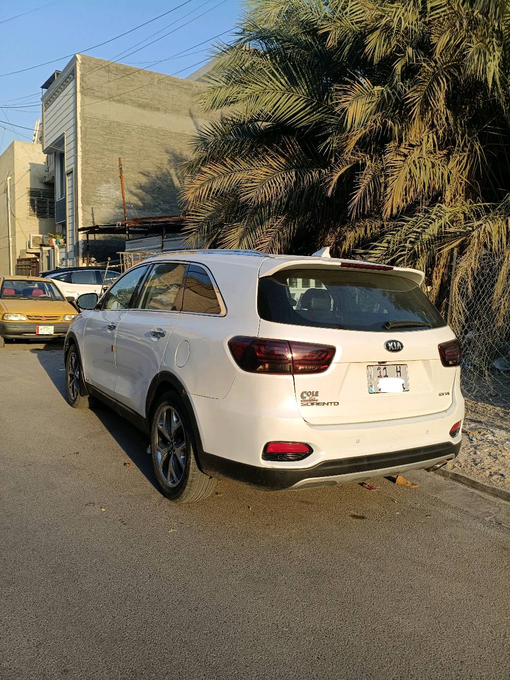 سلام عليكم 
سورنتو   2019
وارد امريكي 
رقم بغداد باسمي 
 فول مواصفات 1/1 EX
رادار جانبي   توقف ذاتي 
جنطه كهرباء
كامره خلفيه 
 بانوراما 
بصمه
سايد بريك بصمه
محرك V6 
7 راكب 
مقاعد جلد 
حادثها قطعتين جاملغ الي كدام السايق 
والباب الي وره السايق الباقي كله مكفول 
حادثها خفيف 
السعر 240 ورقه وبيها مجال بسيط