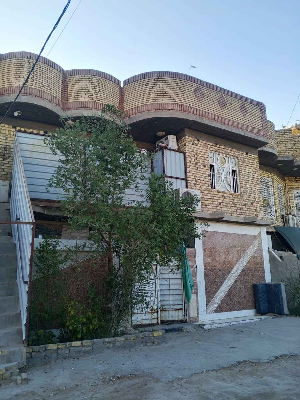 بيت البيع مكان قطاع زراعيي مساحته 100 متر مربع غرفتين جوه ومطبخ ودوانيه وصاله وبي شقه فوك غرفتين بل شقه وصاله ومطبخ الواجهه 10 ونزال 10  كونكريت وبناء حديث وجديد  مكان القطاع بحجي عبد الثانيه قرب أسواق الكعبي السعر 160وبي مجال الاستفسار تصال على رقم ***********
