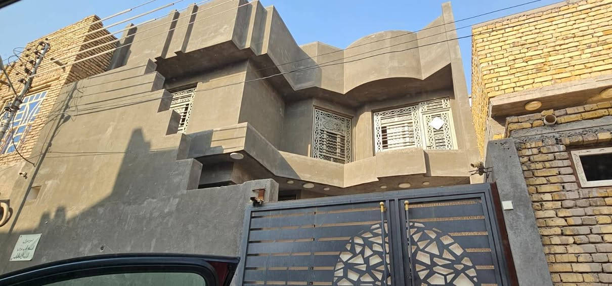 ### 🏠 للبيع دار سكني في الناصرية – حي الأمير

📍 **الموقع:** الناصرية – صوب الشامية – حي الأمير  
📐 **المساحة:** 200 متر مربع  
🏠 **الطابق الأرضي:** مكتمل وجاهز للسكن  
🏗️ **الطابق الثاني:**  كامل بناء وتسقيف بس بدون تشطيب (لبخ وبياض)  
مع شقه معزولة بدرج خارجي صب **الواجهة الخارجية مكتملة بالبخ **  
🛏️ **عدد الغرف:** 4  
🚿 **عدد الحمامات:** 4  
🚗 **كراج:سيارة  
📄 **السند:** طابو ملك صرف  
🏦 **يوجد قرض إسكان على العقار**  
💰 **السعر المطلوب:** 500 مليون دينار **قابل للتفاوض**

⭐ **الموقع مميز:**  
- قريب من المدارس  
- قريب من **مدرسة النورين**  
- أقرب نقطة دالة: **خطوة الإمام علي (عليه السلام)**

📞 **للتواصل على ***********

**البيت بناء 2024  
للجادين فقط، والمعاينة خير دليل.** 🌹
