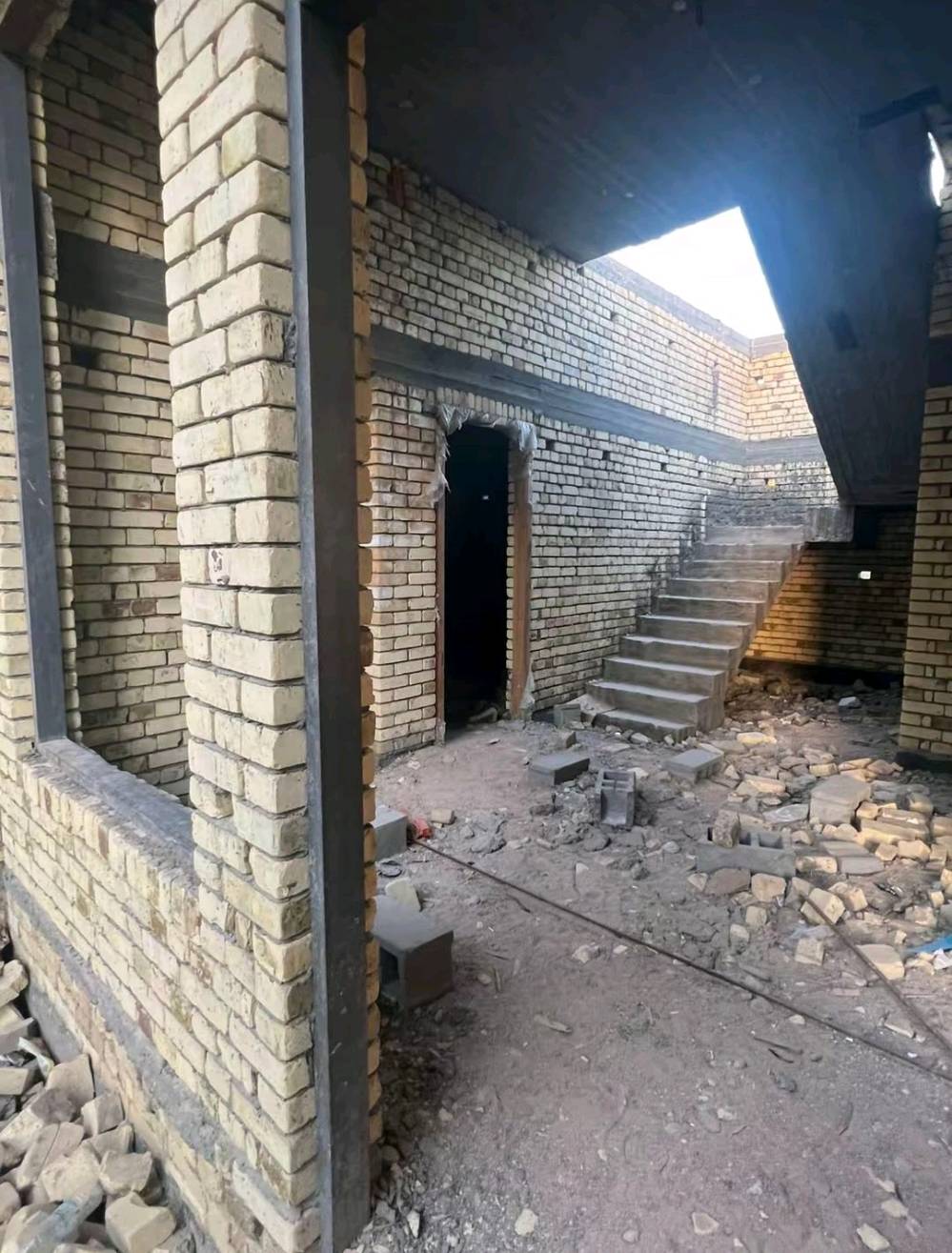 🏠 دار للبيع 
📐 المساحا: 205 متر 
📏الواجهة: 16متر 
📏النزال: 13 متر 
🏠 نوع البناء:  طابوك 
📄 الطابو: صرف عرصه 
🛌 تفاصيل الدار: 
✅  غرفتين نوم 
✅ ديوان 
✅  مطبخ حار + بارد 
✅ حديقة: 2×3 
✅ كراج: 5×3
📍الموقع: ابو الخصيب _ عويسيان 
📌 يبعد 200 متر عن شارع السايدين 
💰 السعر: 145 او قابل للتفاوض 
📞 للاستفسار: *********** او ***********