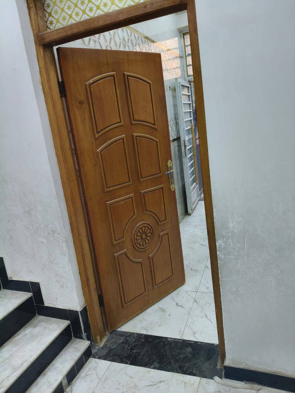 يوجد لدينا دار سكن للبيع ١٥٠م  حي الفداء مقاطعة ٢٥ طابقين بناء حديث مسلح سعره ١٦٠مليون مطلوب اسكان ٤٥ مليون يبقى ١١٥مليون بيه شقه معزولة ثاني بيت عن الشارع السايدين التبليط للاستفسار الاتصال ***********
