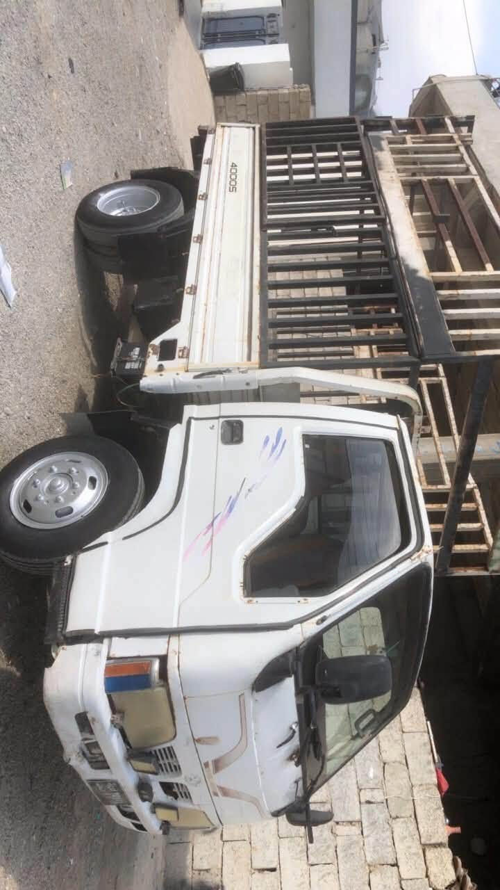 دوتەنی مۆدیل ٢٠٠٢ئاڕمو ئەوەلیاتی بەشەرتە سەیارەیە زۆر مەزبوتە یماڵی خۆمانە ژێرو بانی تازە تەش فید کراوە گێڕو مەکینەی لۆکە مەکینەی تازە داگیراوە چەمچەی خۆی پێوەیە مکەبەرەو تەنجیلی بەشەرتە  کارەبای کامل مەزبوتە ماڵی فەقیرە سعر  ٣٩ گەڵاو مەعمەلەیە کەم لەشارەزورم ڕەقەم تەلەفون ڤای بەرو وەتس ئەپی لەسەرە ***********
