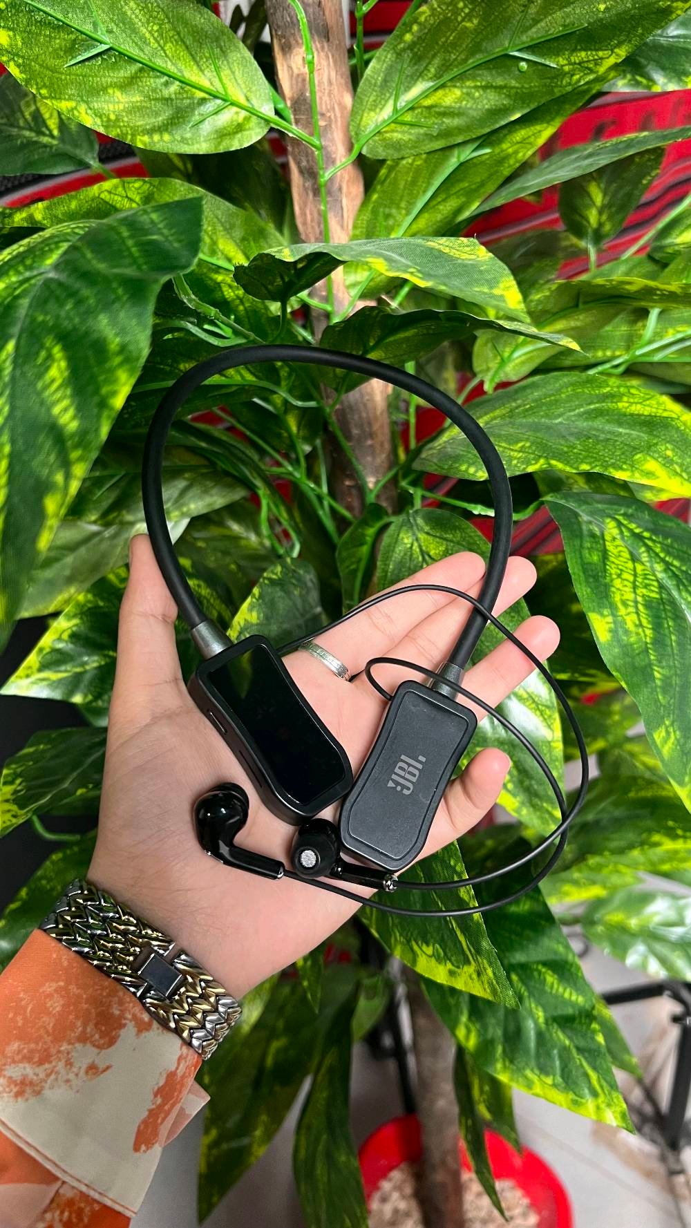 🎧🔥 سماعة JBL M33 الرياضية اللاسلكية | إصدار Voice Changing

خلي صوتك وياك وين ما تروح! 😎🎶

استمتع بالموسيقى والمكالمات والألعاب مع سماعة رياضية بتصميم Neckband مريح، شاشة LCD واضحة وميزة تغيير الصوت لتجربة ممتعة ومختلفة! 💥

✨ مميزات السماعة: 📶 بلوتوث 5.4 باتصال سريع ومستقر 🔋 تشغيل لحد 20 ساعة 💧 تصميم مناسب للاستخدام الرياضي 📱 شاشة LCD لعرض المعلومات 🎙️ ميزة تغيير الصوت Voice Changing 💾 تدعم TF Card لتشغيل الموسيقى 🎧 وظيفة مراقبة الصوت Earphone Monitoring 📡 مدى اتصال يصل إلى 10 أمتار 📱 متوافقة مع Android وiOS

 السعر: 10 الاف دينار عراقي 
🚚 توصيل لجميع المحافظات العراقية 🇮🇶

📩 للطلب والاستفسار، راسلنا على الخاص 🤎

🔥 اطلبها هسه وخلي موسيقاك وياك بكل مكان!
السماعة جديدة لو مستخدمة؟ وإذا بيها أي خدوش/نقصان/مشكلة شنو حالتها بالضبط؟: 
جديدة ضمان 100%
منو الموقع مالتك/أي محافظة حتى المشتري يعرف منين يستلمها أو يوصلها؟: 
بغداد
بيها ضمان أو تجربة قبل الاستلام؟ وإذا طلع بيها خلل شنو سياسة الاستبدال/الاسترجاع؟: 
ضمان فحص أمام المندوب
شنو يجي وياها بالضبط داخل العلبة: سلك الشحن، الكابل، كتيب، أو أي ملحقات ثانية؟: 
السماعة + سلك الشاحن 