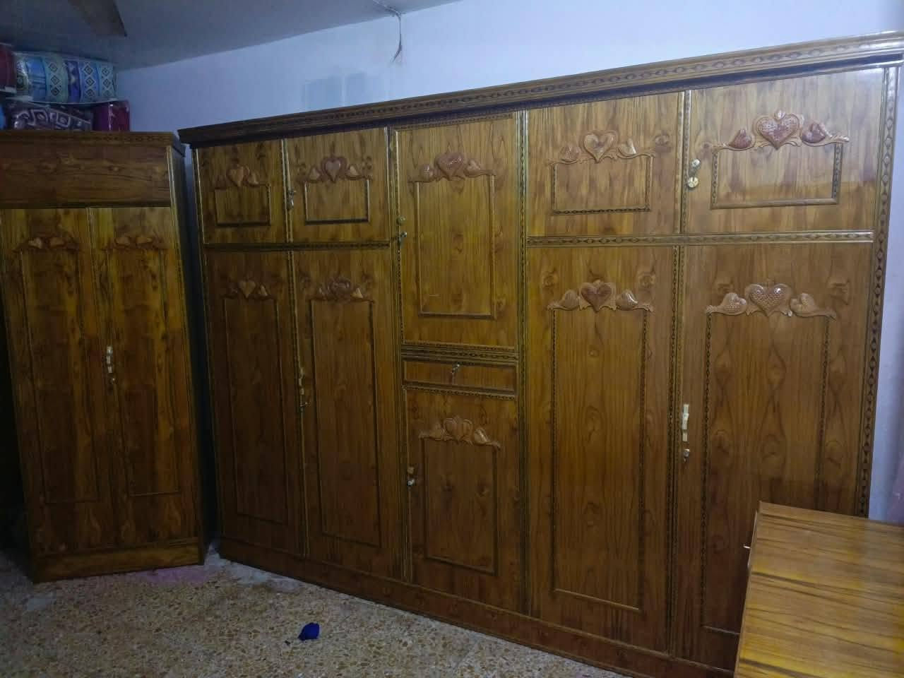 السلام عليكم 
غرفه اخشاب صاج عراقي للبيع 
7 قطع الغرفة ما مستخدمه نهائيا جديده 
وجبيره 
ملاحظه/ التصوير ما واضح الغرفه كلش حلوه تجي وتشوفها بعينك وتقتنع 
العنوان النجف الاشرف قضاء المناذره 
الرقم الاستفسار/ ***********
السعر تواصل وياي وبيك خير وتدلل
