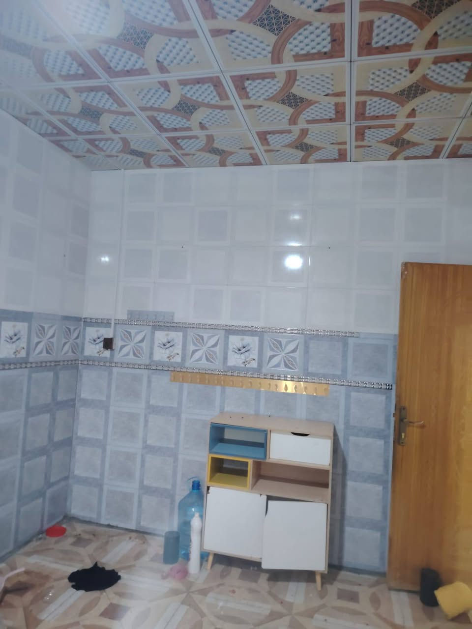 السلام عليكم .. بيت تجاوز للبيع في سوق الكبير بشارع الجامع يحتوي البيت على مساحة 200 وبي محل خارجي وكراج و2 غرف وهول كبير ومطبخ وصحيات بيت جداً نظيف مبني بسندويج و سقف ثانوي وارضي تجي واتشوفه السعر 20 وبي مجال للاتصال على الرقم‏‪***********‬‏
