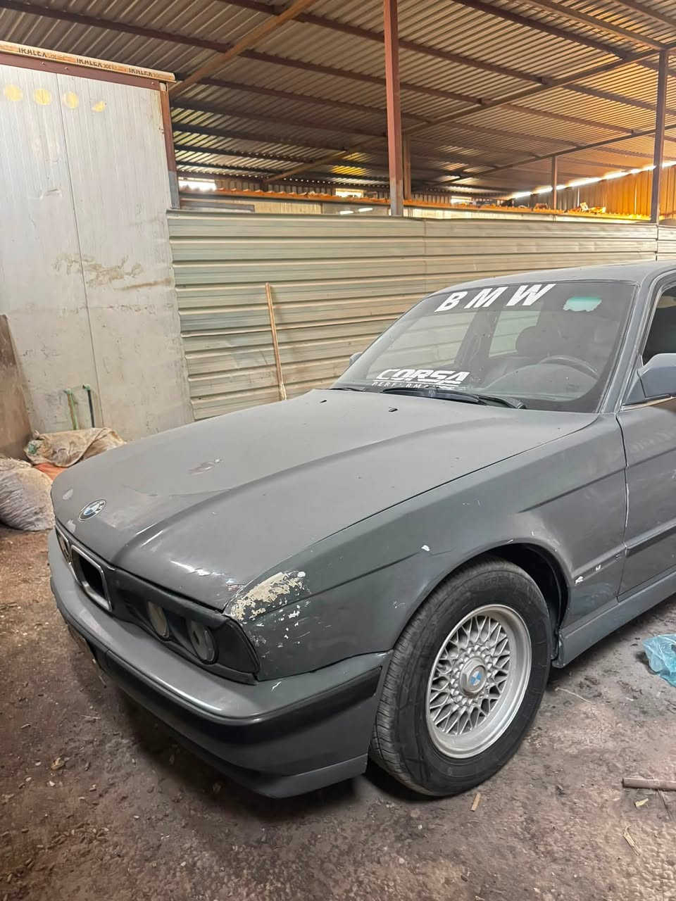 السلام عليكم للبيع Bmwمديل 92 حجم 525 اصل بليته وسنويه محرك مسكر عدل محرك وكير جدد اني شادهن وحداديه وتخم تاير جديد السياره شغاله وجاهزه رقم بغداد سنويه لل 30بأسمي السياره مكاني بابل سياحي سعره 42 وبيه شي قليل ***********/***********

نص مكتوب في الصور:
- bs_lae