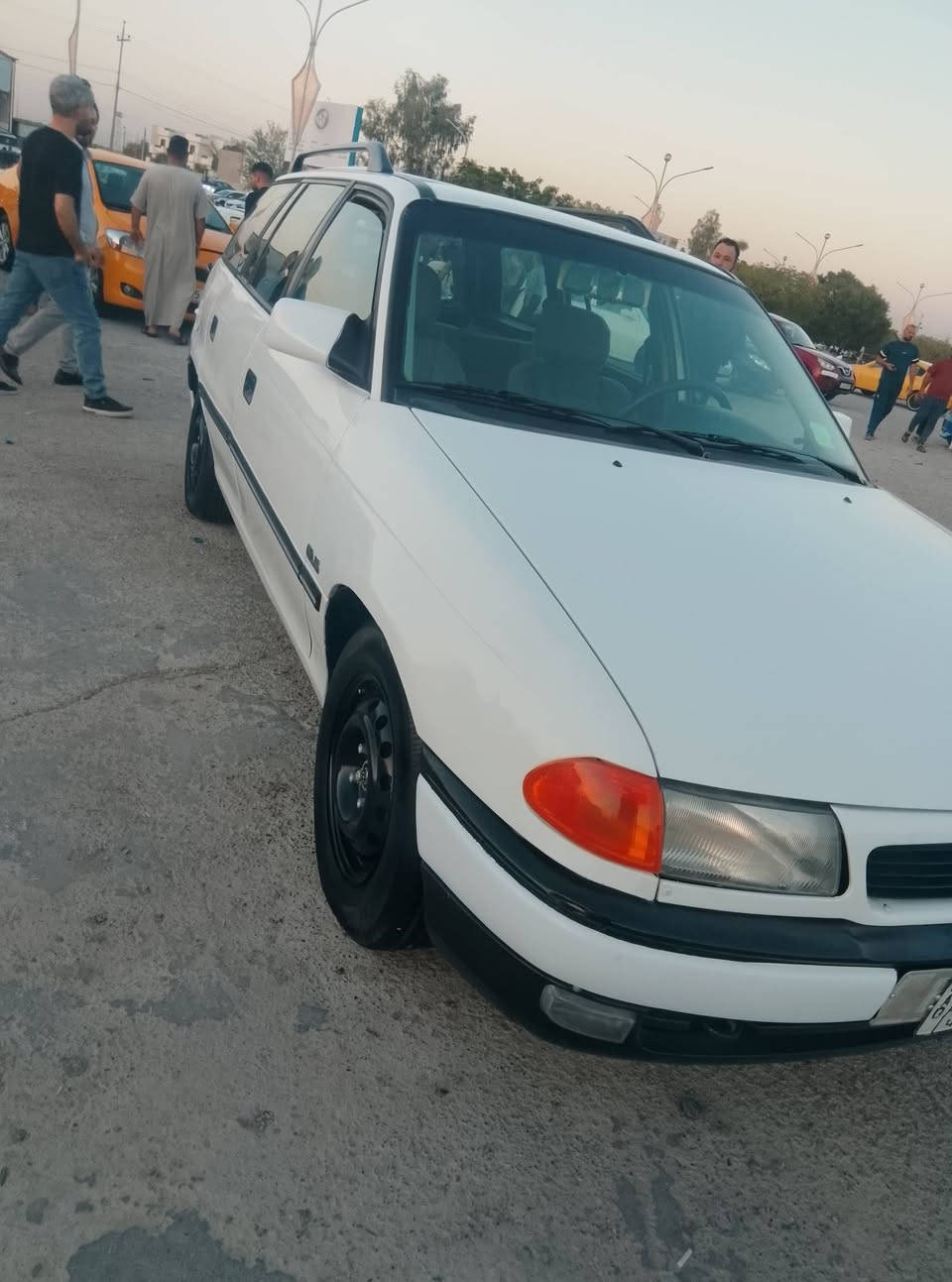 استرة موديل92 صبغ حزام جمالية بدون سقف تكم كير ومحرك كفالة صدر وتخم تاير جديد مشروع وطني 
سعر40 وبي مجال للشراي للاستفسار ***********
