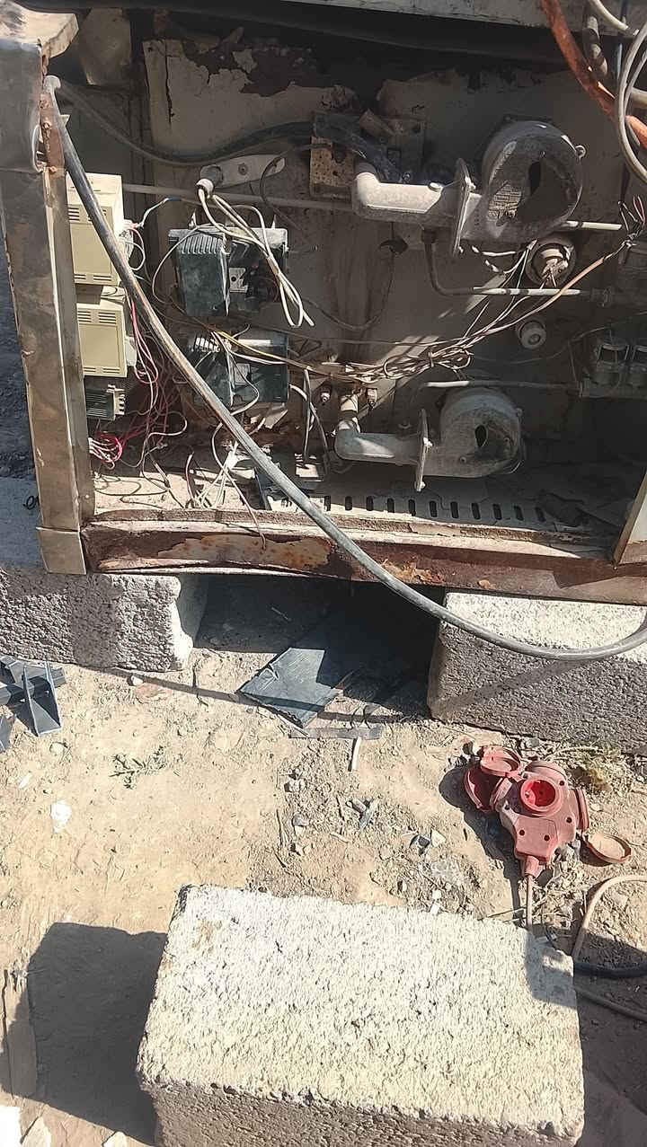 السلام عليكم فرن بيتزة صمون للبيع حجم كبير شغال تفحص يله شيل من برة مصلح وشويه تعبان  من جوة حلو ابيع كوم حديد سعر 600وابي مجال***********بي وتساب بغداد الزعفرانية
