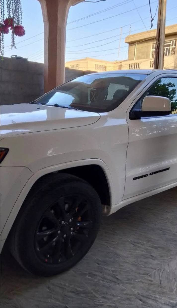 السلام عليكم 
Jeep Grand CHEROKE Laredo للبيع 
موديل 2018

رقم بغداد الدولي وارد امريكي حادث جاملغ وبنيد بدون دواخل 
فول مواصفات من عده فتحه
 صندوق كهرباء
التحكم علا المنحدرات 
شاشه تدعم ابل كاربلي 
كامره 
بصمه مستشعر وقوف
تدفئه تبريد للمقاعد 
تشغيل عن بعد 
رادارات 
مصابيح زينون
مانع انزلاق 
مقاعد تدليك 
4x4
السياره جديده بمعنه الكلمه العنوان بابل الحصوه 
لمعرفه السعر اتصل علا *********** او***********
