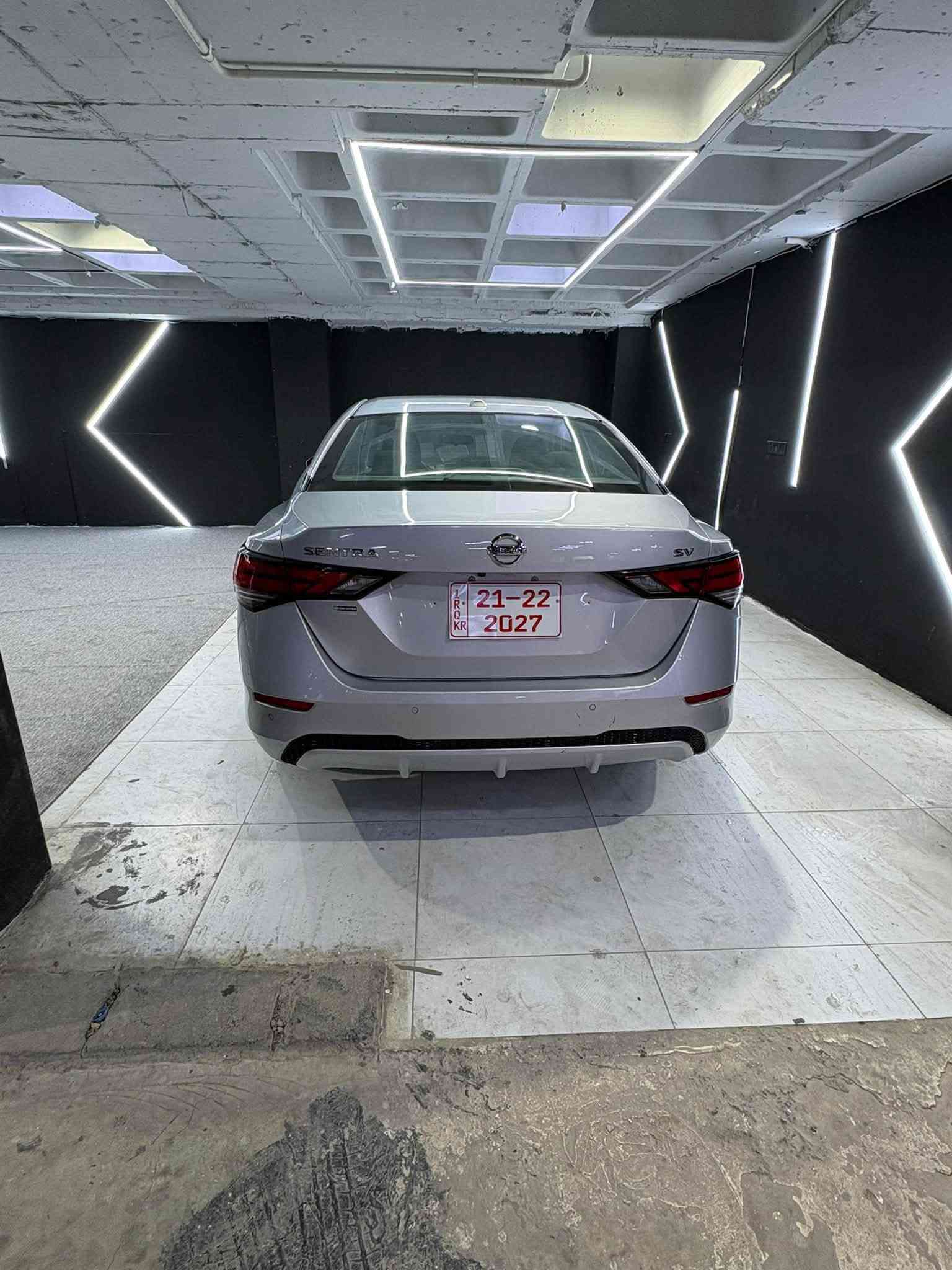 سينترا ٢٠٢١
كودي نيه بي كوده
براويه
فوله بس سلايت نيه 
گيرو مةكينةي بةشةرتي هةزار فيتةرو وةستا بةشةرتي اوةي نةشكرابيتةوه
تةقةو رةقةي نيه جركةو دة گلا ببره تايةي تازةيه سةيارةكة چالو شوخت قةپ و قوپي نيه ژيري له باني جوانتره 
٦٠هجزاري حقيقي روشته سپيري دانةبةزيه
سياره بوياغي نيه بةلام من بةشةرتي اوة ايدةم سةقفي بوياغ نةبي دةعم و ليدراوي نةبي ساردو چةكوشي بيوه نةبي
***********
كاكه ولاي يةكي مشتةري بي تةلةفون اكات 
له كلارم
