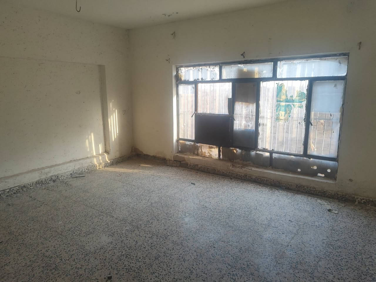 بيت للايجار بالبكرلي الثانيه قرب الوكيل ابو سرمد 

مساحه 200 متر 

يحتوي على غرفتين واستقبال وكلدور وكراج سياره 
ومجمع صحيات 
سعر الايجار 225 وبي مجال 
لليرغب بالايجار مراجعة مكتب عقارات حسين المعموري الكائن في البكرلي قرب جامع سلمان المحمدي 
او الاتصال على الرقم *********** او واتساب
