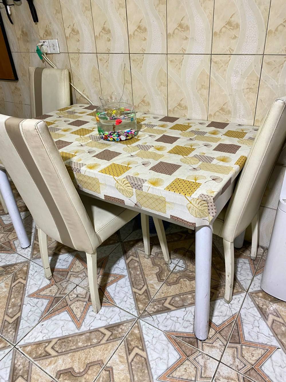 ميز طعام • ٣ كراسي • الدورة بغداد