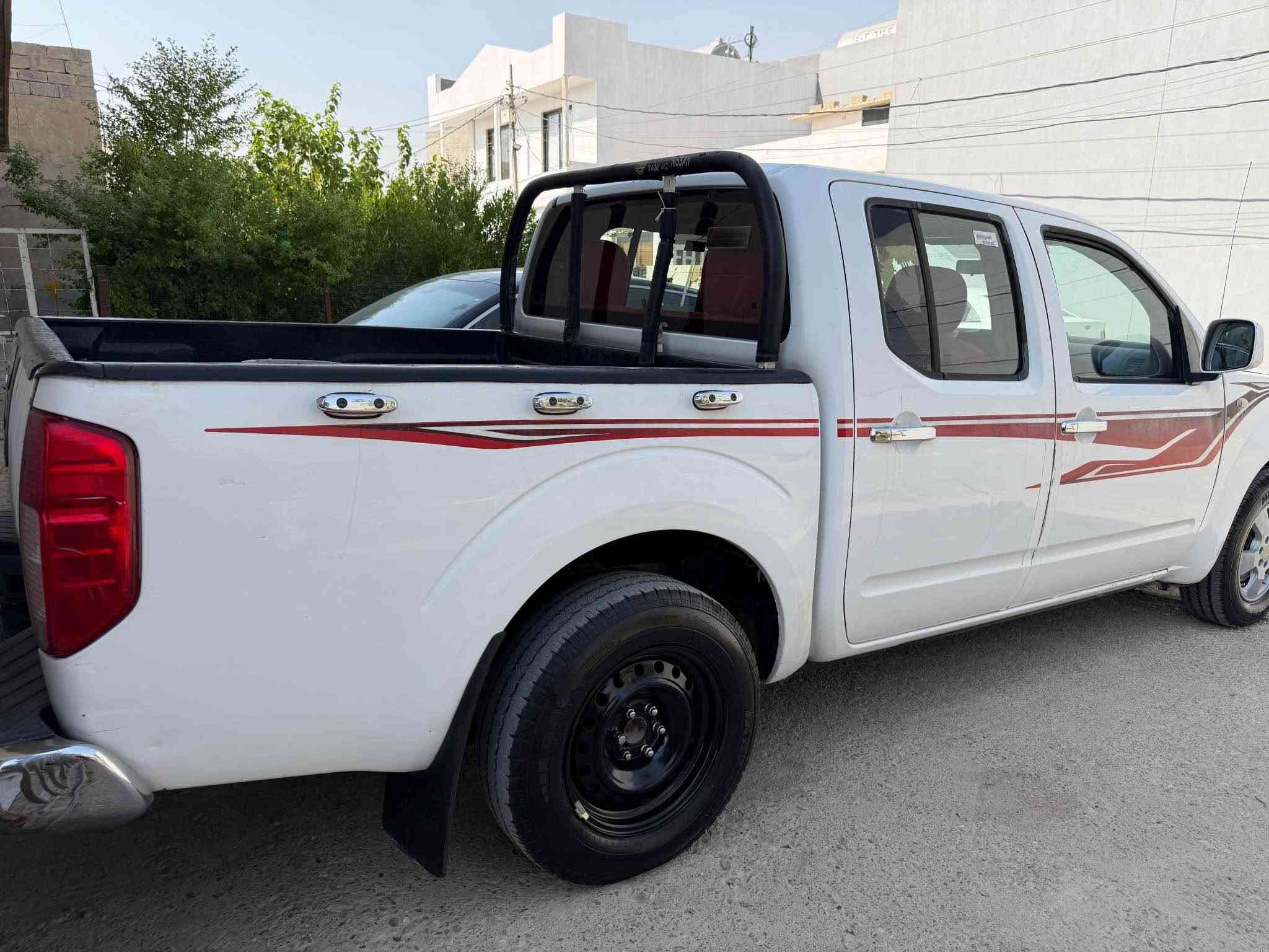 Nissan navara 
مۆدیل ٢٠٠٩ 
بێ بۆیاخە سەیارەکە بەس هەندەک شوخت و ساردی هەیە 
تۆماتیک تەبرید ناو سۆر جام کارەبای 
غاز و بەنزین 
تەحویل بەشەرت حەدادی مەزبوتە 
گێر و مەکینە و کارەبایەتی هەموی بەشەرتە  
نرخی ٩٠ وەرەقەیە و مەجالێکی کەمی تێدایە 
ناونیشان هەولێر 
*********** أربيل, العراق
