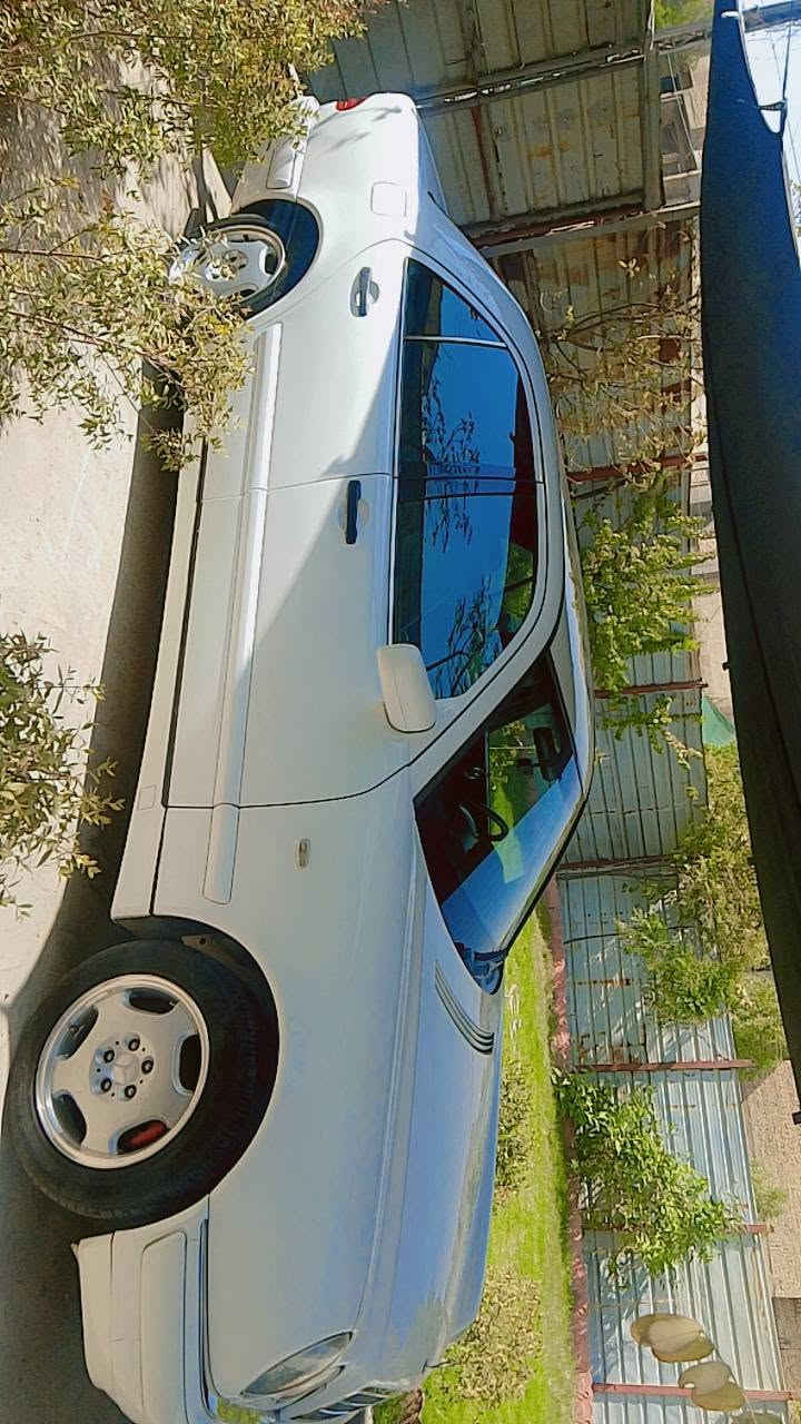 سلام عليكم 
🚗 مرسيدس "أم عيون" (E320) موديل 1998 للبيع
المواصفات العامة:
النوع: مرسيدس بنز - E-Class (أم عيون - W210)
الموديل: 1998
المحرك: V6 3.2L (محرك 320 القوي)
الجير: أوتوماتيك
🌟 مميزات وتفاصيل السيارة:
المحرك والجير: بحالة ممتازة، أداء قوي ونعومة في القيادة.
التكييف: شغال ممتاز (تبريد وتدفئة).
الداخلي: غرفة جلد بحالة جيدة جداً + تخشيب كامل.
المواصفات العالية:
كوشن كهرباء / ذاكرة تخزين
فتحة سقف (متوفر) سعر 110 بيه مجال عنوان الرئاسه العبيدي رقم ***********
