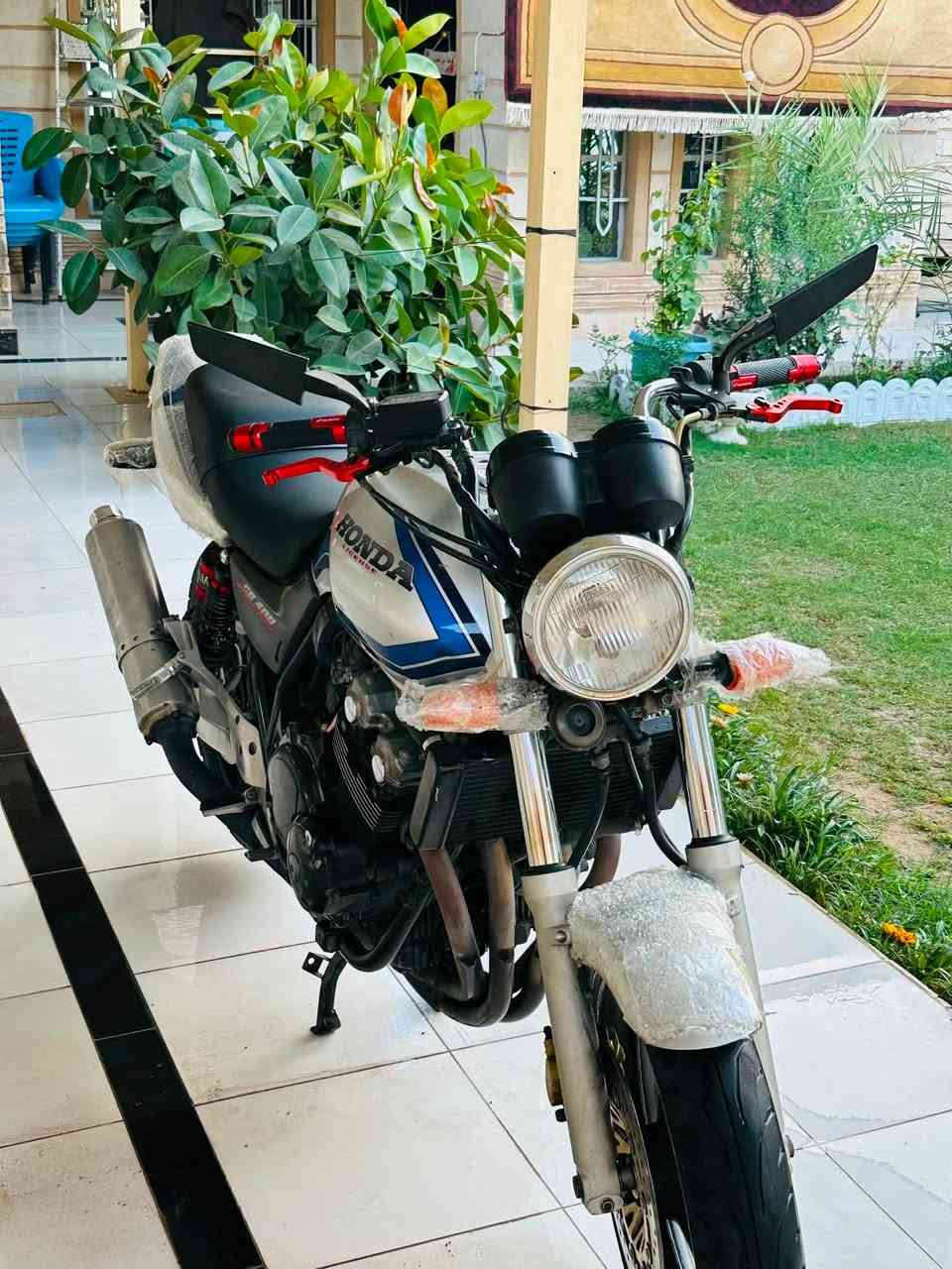 لسلام عليكم 
شباب اليوم جبتلكم cb400 موديل 2004
جيل ثاني هايبر 
حاويه شرط قبل شهرين نازله من لمعرض 
لمزاد مالته موجود 
ماشيه 11 الف حقيقي 
دراجه مزود عليهه من
كلجات رياضي + يدات رياضي + دبلات bm + صالنصه رياضي+ وصالنه كاتم مالت شركه 
دراجه من لمعرض عل بيت شرط كفاله عامه وراح نزل الكم صوره 
رجاءا لحد يكسر بحلال العالم واذا ما تعرف شنو الحاويه وشنو اسعارهن لا تحجي من يمك وتنطي سعر 
مكلف بل نشر رقم صاحب دراجه 
***********

سعر 20 وبي مجال
