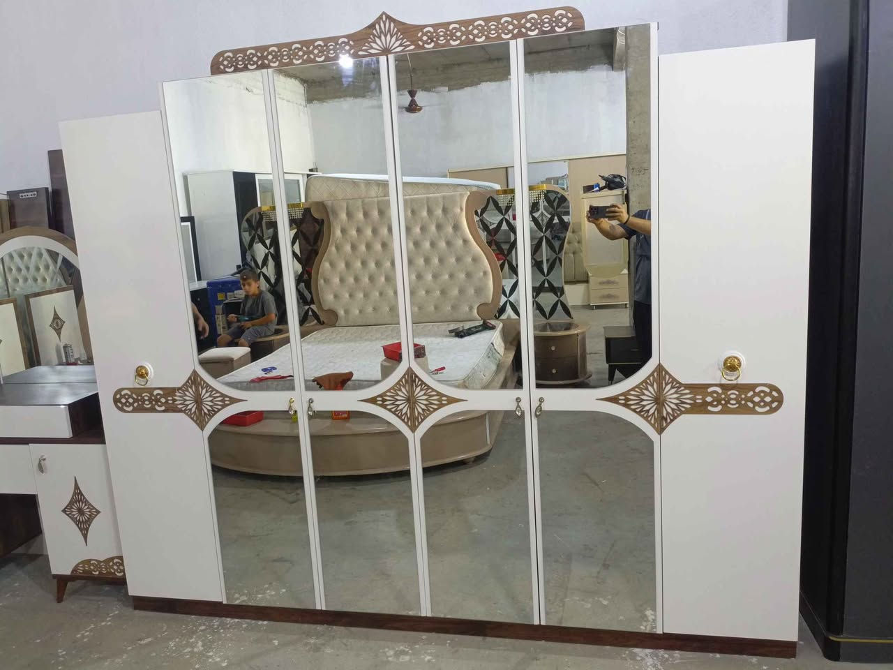 غرفة نوم نضافه 100بل100 سعرها فقط 675 عنوان كركوك الشراي يخابر 
*********** كركوك, العراق
