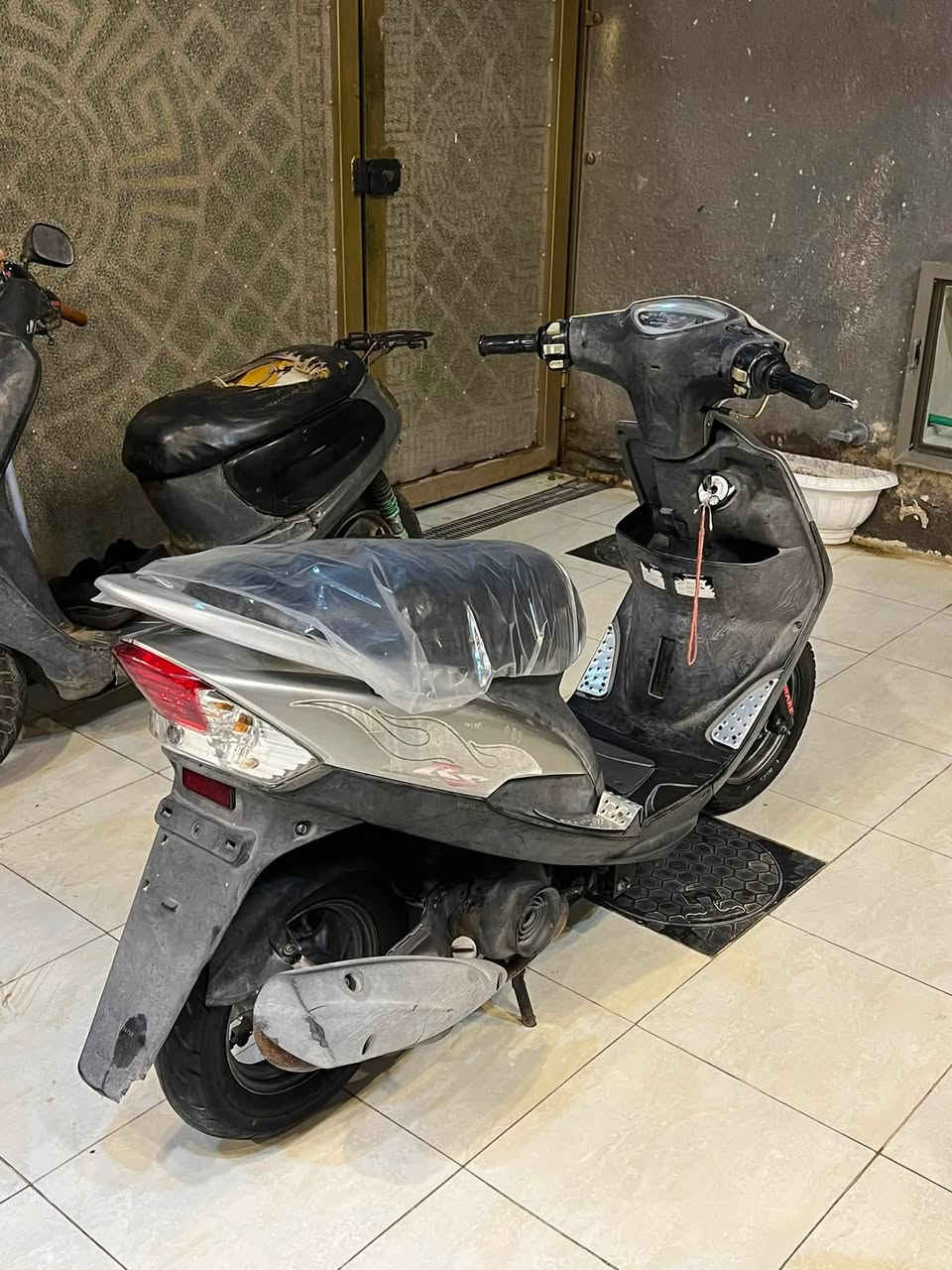 سلام عليكم ماكس عدله ناشفه للبيع الدراجه كلّه بلاديه كهربائيات وكامله ملحه ومختمه كلها كفرات وسوادات وعداد وبك لايت ومابيه نقص سلف هندر اشاير عداد بانزين الدراجه مفتوحه ولفات  مكينته ناعمه خرسه السعر725 وبيه مجال
***********
