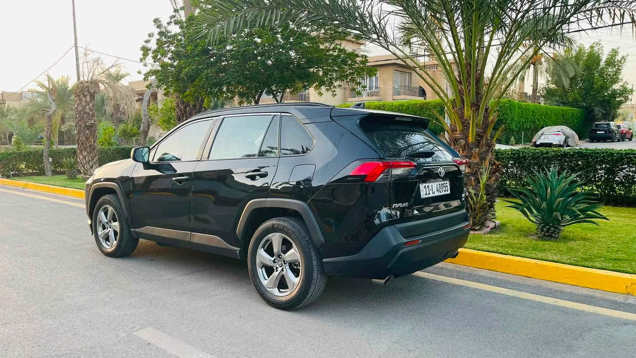 راف فور 2023 LE بانزين
ماشية 52.000 ميل 
159 $.  🔴
 مواصفاتها مروفة  
كشن مخمل  
 سويج 
مبدل ويل كب. بلادي لمتد 
  حادثة اربع قطع 
 حادث امريكة 
جاملغ وبنيد جهة السكن
ايرباك بردة فقط   
 بالعراق صار بيهة 
 جاملغ وباب ودوسة  جهة السايق 
كاملة من كلشي 
 نقصهة لايت ودعامية  يعني كماليا 
اي نقص  ثاني مابيهة 
 مكاني بغداد الكرخ  
كاشي واضح  والسونر موجود 
***********
