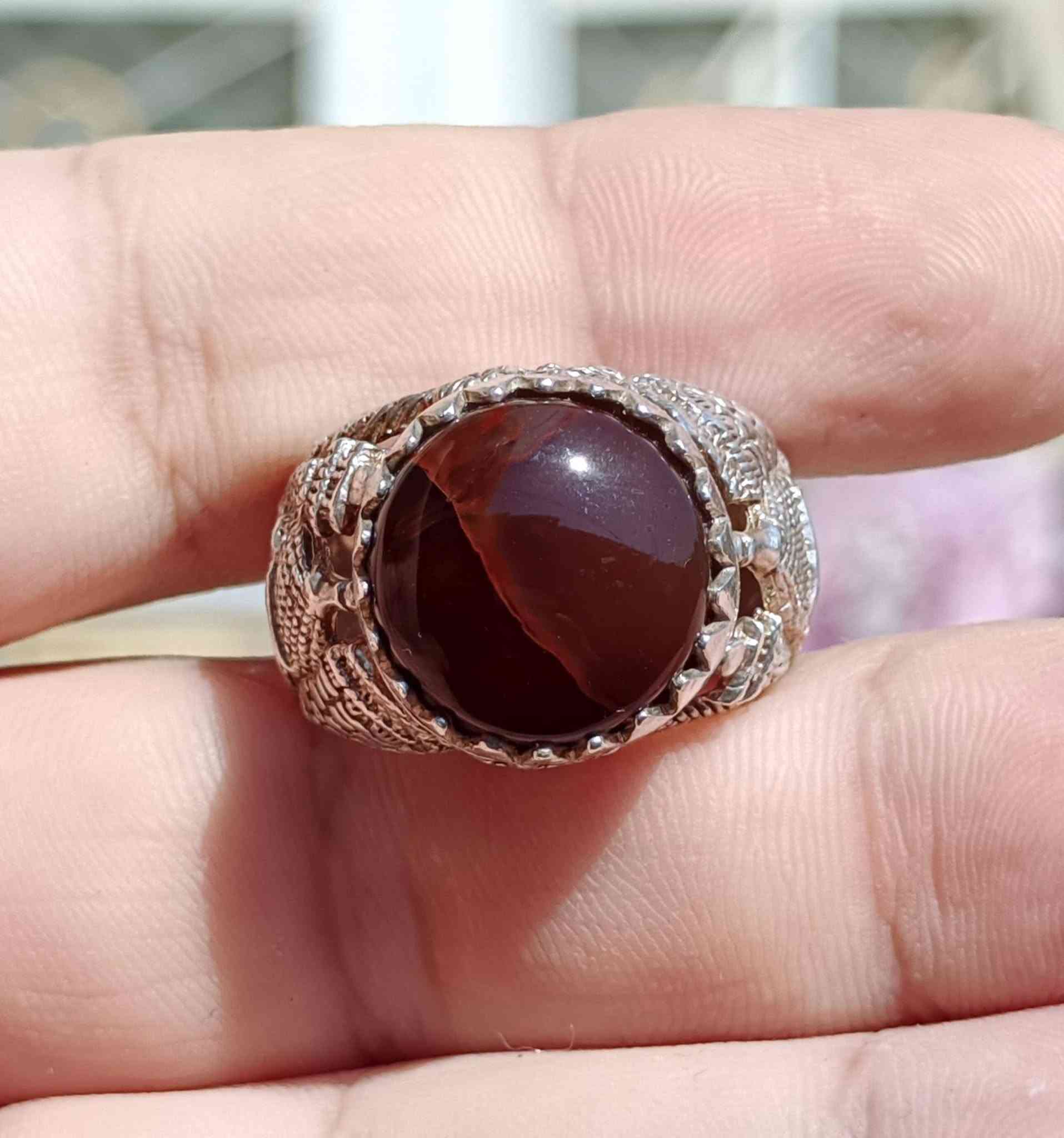 السلام عليكم يماني طبيعي تحفة غير معالج لونين بداخلة دمار جدا جميل صياغة 3D قبة ومنارة وشكل الكعبة المشرفة 🕋🕌 قياس الحجر 1.5 سم مدور قياس الخاتم 25 سعر 65 مكاني الناصرية توصيل موجود ***********
