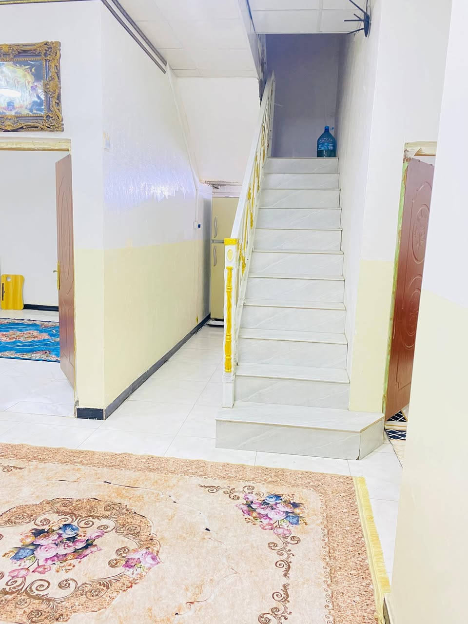 سلام عليكم بيت تجاوز البصرة الجمهورية 
مساحة 140 / طابق ونص / عدد الغرف 4/
صحيات داخلية وخارجية
بناء حديث
الارض تابعة للبلدية 
(سعر البيت 43 وبي مجال)  للاستفسار ***********
