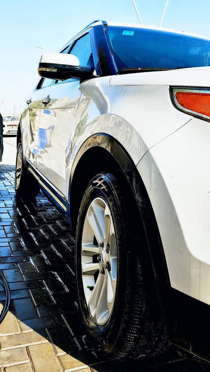 كمل للنهايه 👇👇👇
فورد اكسبلورر 2013  XLT   فووول مواصفات

المحرك: 4 سلندر سعة 2.0 لتر تيربو (EcoBoost).

القوة والعزم: 240 حصاناً 

الگير ونظام الدفع/ دفع أمامي (FWD).

المقاعد: 3 صفوف تتسع لـ 7 ركاب.

اقتصادية جداً في استهلاك الوقود مقارنة بـ V6.

التبريد ثلج  3 قطع تبريد  منفصله

نظام ترفيه Ford SYNC (بلوتوث، USB، أومر صوتية)

دخول برقم سري على باب السائق (Keyless Keypad) 
 الارضيه جلد  بيجي 
مقاعد كهربائية

حساسات خلفية ومثبت سرعة 

طقم وسائد هوائية كامل ونظام تحكم بالثبات
 (AdvanceTrac).

السياره بأسمي  لوحات دوليه انكليزية رقمها بغداد تحويل ثاني يوم

(((السياره عطل بيها مشط وما عندي فلوس اصلحها  جنت عارضها ب ١٣٥  هسه نزلت من سعرها ١٠ ورقات سعر المشط ٧ ورقات  سعرها الحالي  125 والشراي يدلل بخدمته ))

تم ارفاق الصور واذا تريد بعد صور راسلني خاص

(((ضربتها كلش خفيفه  مبدل باب  ومصبوغ باب ثاني  بس للتأكد لازم تاخذ سونار جان عندي سونار بس ضاع  اطيك ضمان من الصبغ العام والضربه القويه    )
البصره الامن داخلي
***********
