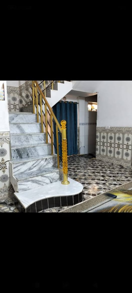 اللهم صلِّ على محمد وآل محمد 🌹
🏠 للبيع دار سكنية – طابو صرف

📍 الموقع: حي الحسين الأول – قرب الشقق السكنية

📐 المساحة: 150 م²

📏 الواجهة: 7.5 م × 20 م (النزال)

🏡 عدد الطوابق: طابقين

📄 الملكية: طابو صرف

✅ خدمات كاملة: ماء، كهرباء، وتبليط

✅ بناء حديث وجاهز للسكن

✅ البيت مرتب ومتعوب عليه

✅ البيع من صاحب الدار مباشرة

✅ يشمل البيع كاونتر المطبخ وتخم القنفات

🔨 تفاصيل البناء:

الطابق الأول:

- غرفة

- صالة

- مطبخ

- براني

- صحيات داخلية وخارجية

الطابق الثاني:

- 3 غرف

- صالة

- صحيات

📌 موقع ممتاز وخدمات متوفرة بالكامل، والدار جاهزة للسكن.

📞 للاستفسار والمراجعة:

مكتب الضامن للعقار – الشارع التجاري، مقابل منفذ المعرفة

📱 واتساب: ***********

📱 ***********
