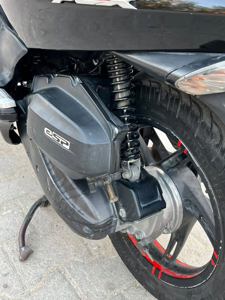 السلام عليكم
دراجة PCX جيل اول للبيع ياباني kf مال رنبه 

محرك 150 حرف A 

كفالة محرك  ماشيه 31
 
كلشي شغال حساس ازدحام حساس استان 

السعر مليون و 500 

 ***********  مدينه الصدر

