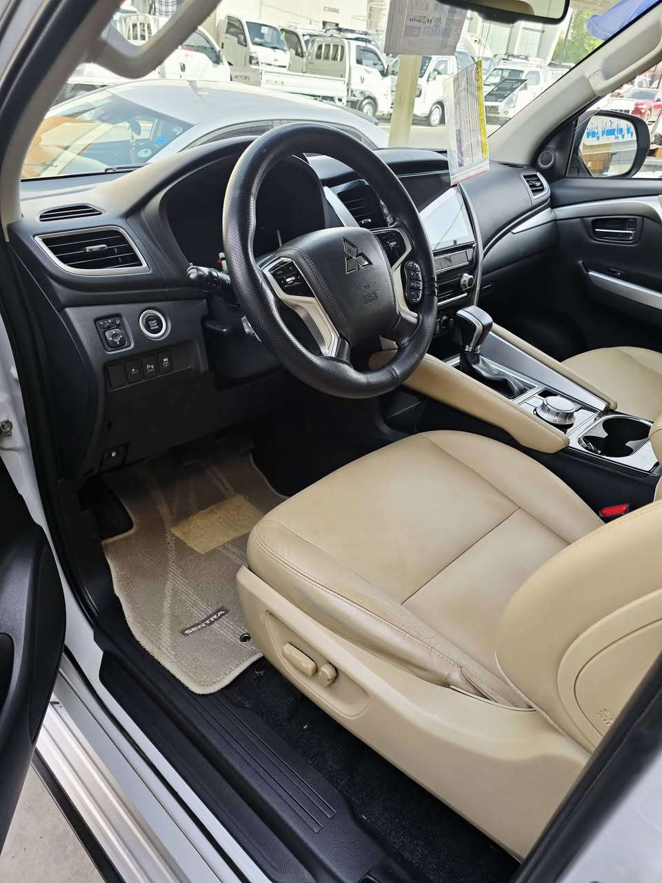 باجيرو سبورت 2020 رقم آربيل سنوية رقم جديد V6 فول مواسفات بصمة فتحة كشن كهرباء كيج الكتروني سبع راكب تبريد ثلاث قطع مكفول كفالة عامة من صبغ و بارد و تبديل  {73} آلف كيلومتر ماشي شرط كير و محرك مامفتوح سعر[205]  ورقة و بي مجال بسيط مكان سيارة آربيل.
*********** .بي واتساب
