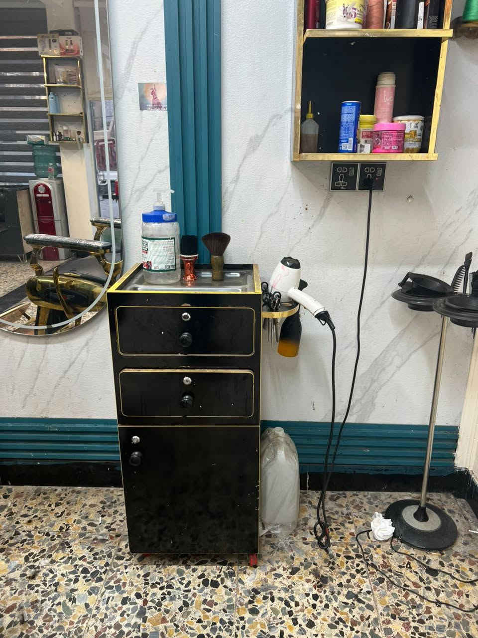 كراسي  حلاقه ملكية ثنين  للبيع وميوزه  الاسود عدد 3   التفاصيل على هذا رقم ***********
