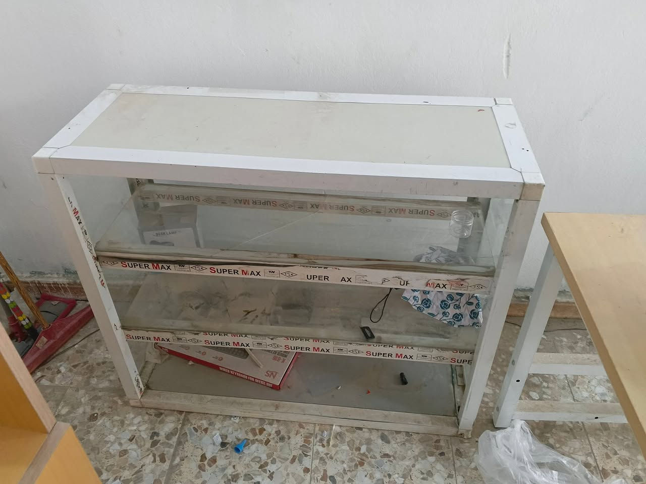 فاترينات سجج تزكام  عدد 2 مستعملات اقل الشهرين طول  مترتين ونص وعرض 80 سم ونزال 20 سم ب125 الف قفل هنه والهوكات  ... الهوكات تقريبا عددهم 90 هوك 20 سم 
ميز عرض 140 وارتفاع 75 ونزال 60 سم سعره 50 الف قفل
عارضة جام المنيوم افقي ثقيل جدا عرض 2 م 3 طوابق ب100 الف قفل
عارضة المنيوم  افقي عرض 1م 3 طوابق  25 الف 
عنواني بابل الحلة توصيل ماعندي 
***********
